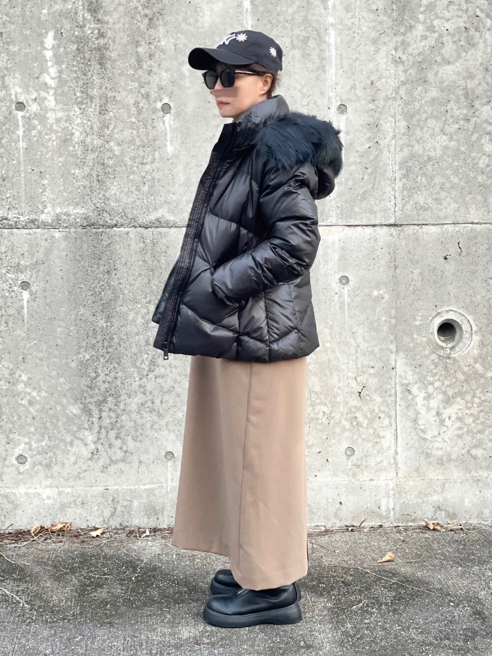 「Calvin Klein、カルバンクライン、ダウンジャケット、大人カジュアル、renorm、リノーム、ジャンスカ、ジャンパースカート、ベスト、キャップ、NEW ERA、CITEN、ブーツ」｜「ReNormの【YUKIコラボ】ショートベスト×ジャンスカセット（ジャンパースカート、ブラウン系）」を使った、𝑴𝒂さん（レディース・160cm）の秋コーディネートの3枚目の写真