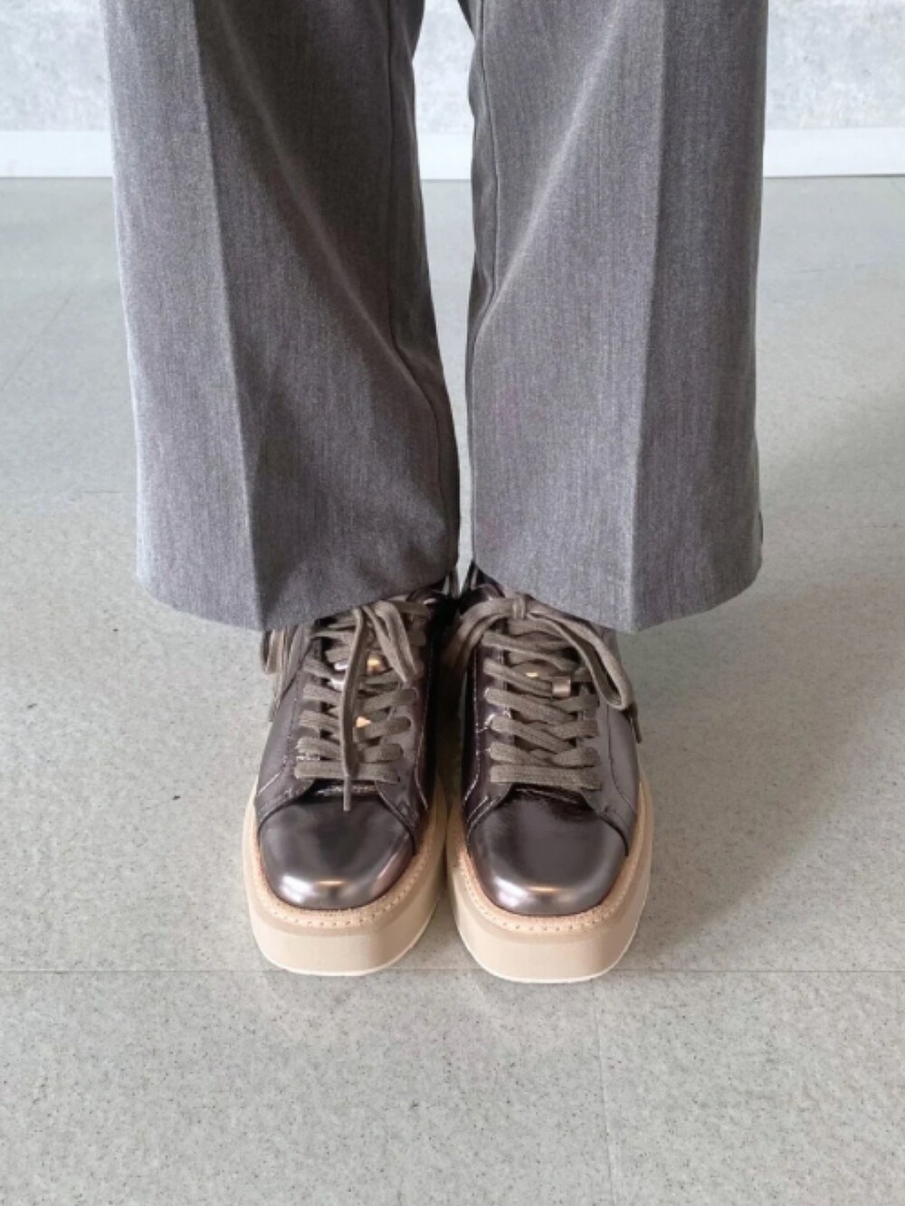 「スニーカー、秋のコーデ、スニーカーコーデ、厚底シューズ、パンツスタイル、スニーカー女子、Lucida」｜「Lucidaの【5周年限定】Acrux/エナメルスクエアトウ厚底スニーカー（スニーカー、その他）」を使った、Lucidaさん（レディース・150cm）の秋コーディネートの3枚目の写真