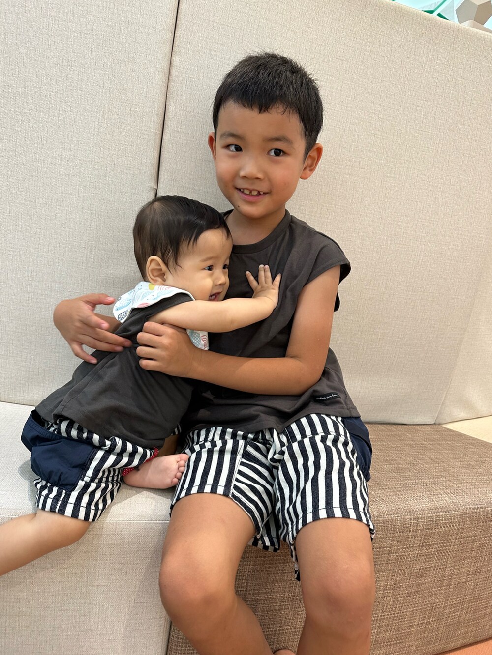 グレー系のTシャツ/カットソー、その他のその他パンツ、グレー系のTシャツ/カットソーを着用したキッズの秋コーディネートの3枚目の写真