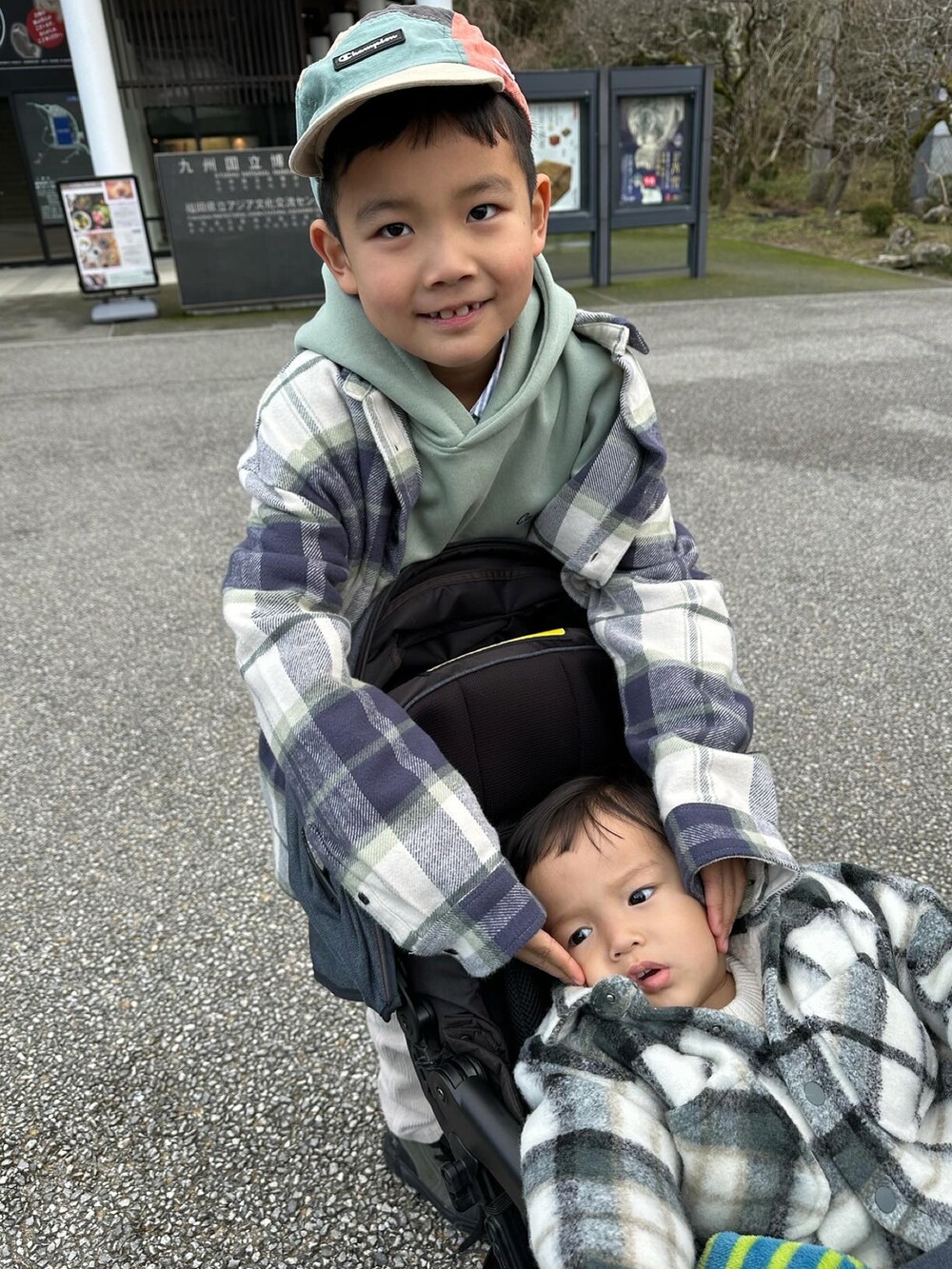 グリーン系のシャツ/ブラウス、グリーン系のパーカー、ホワイト系のその他パンツを着用したキッズの冬コーディネートの3枚目の写真