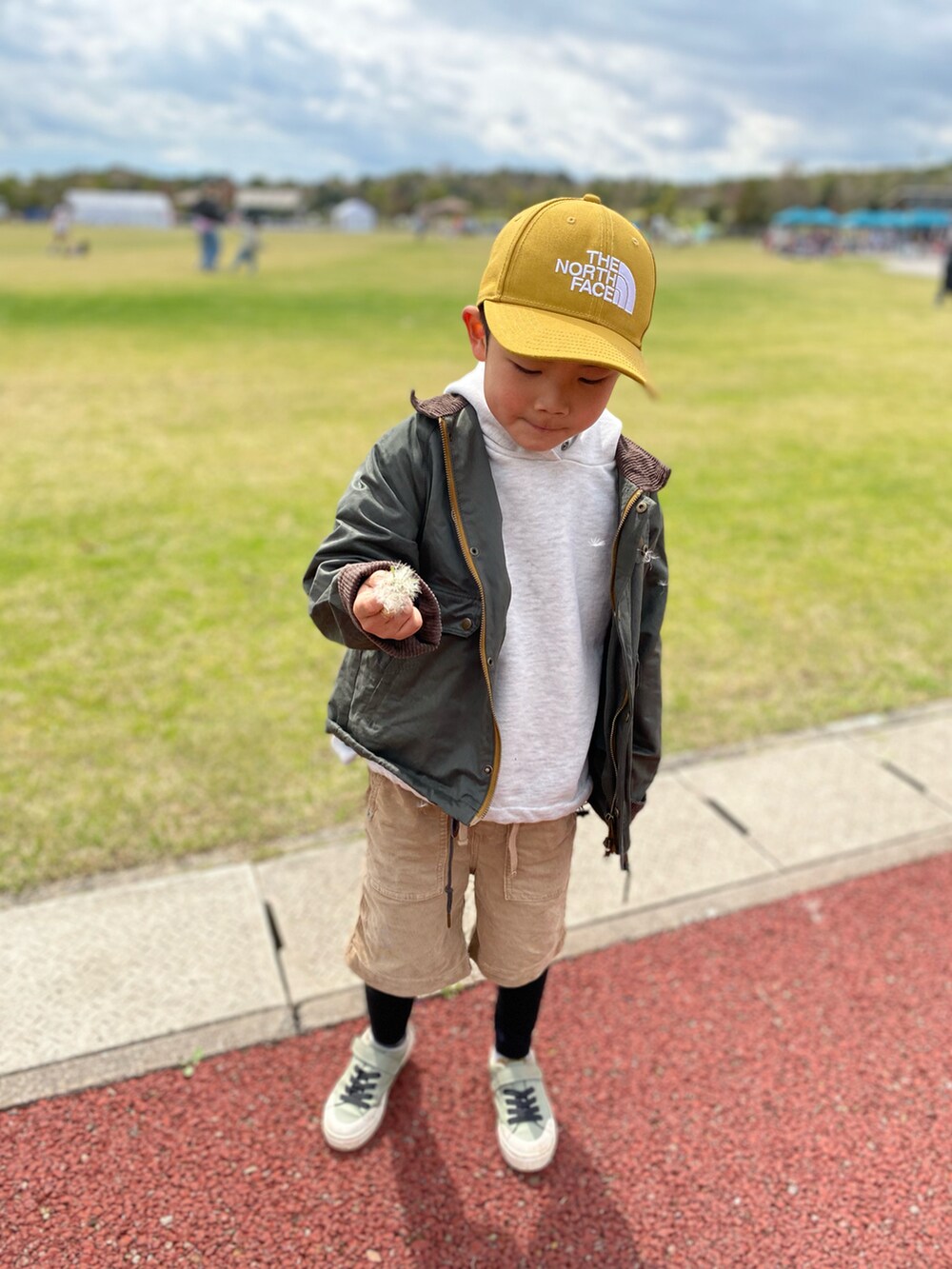 グリーン系のその他アウター、ベージュ系のその他パンツ、グリーン系のスニーカーを着用したキッズの春コーディネートの4枚目の写真