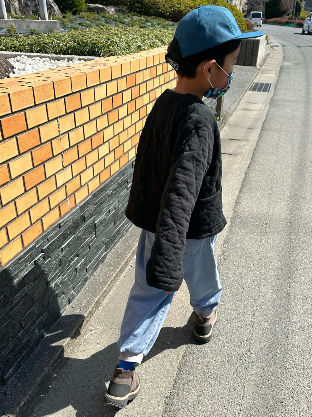 ブラック系のカーディガン/ボレロ、ブルー系のTシャツ/カットソー、ブルー系のデニムパンツを着用したキッズの春コーディネートの2枚目の写真