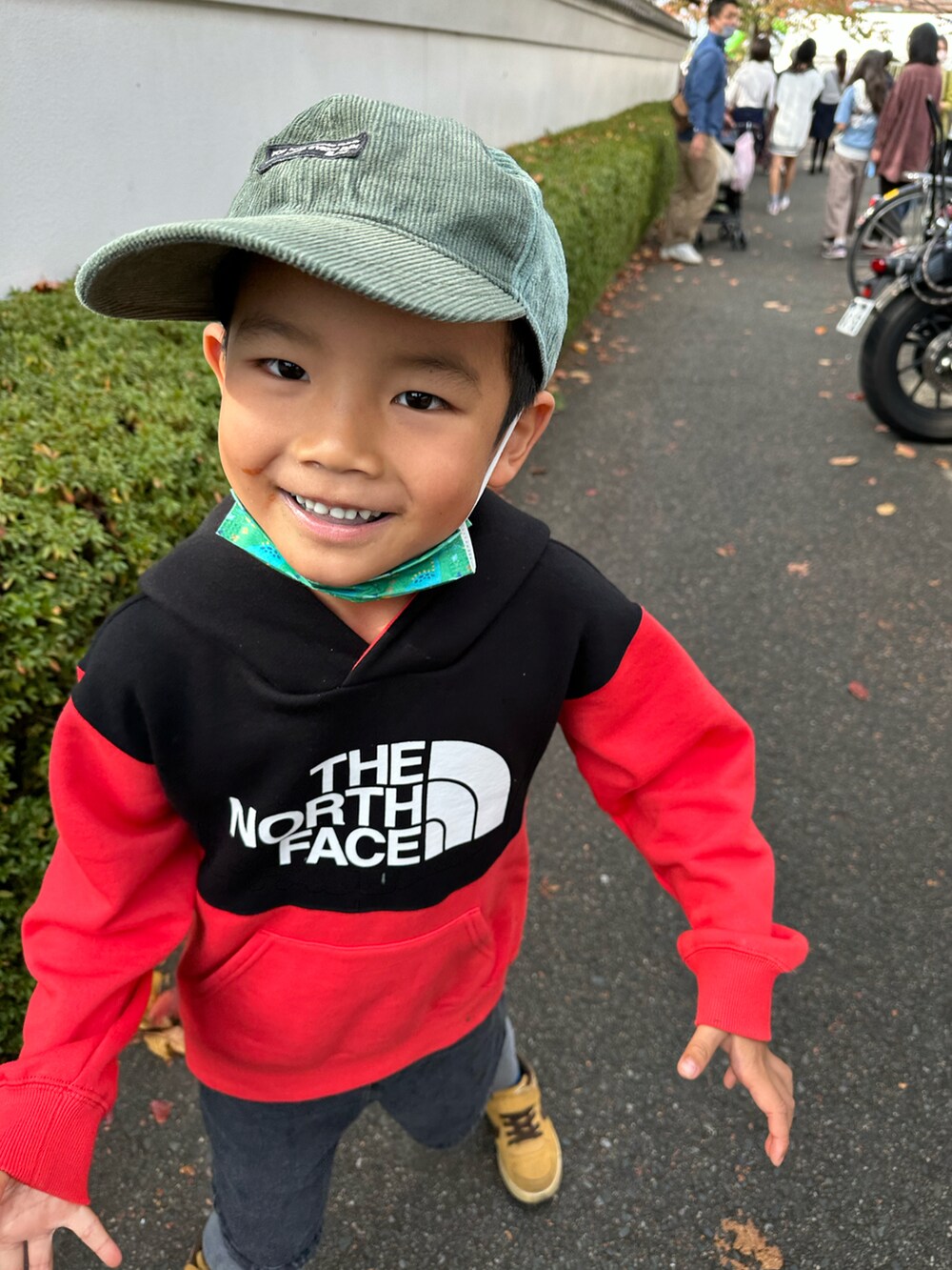 ブラック系のパンツ、レッド系のスウェット、イエロー系のスニーカーを着用したキッズの秋コーディネートの2枚目の写真