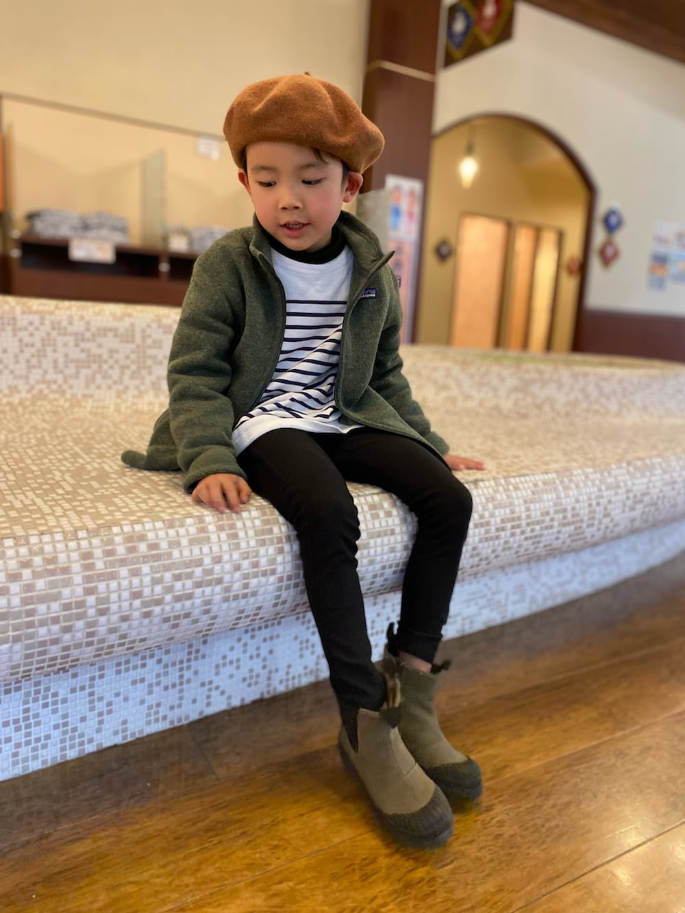 「パタゴニア、ボーダー、冬コーデ、ブーツ」｜「URBAN RESEARCH DOORSのウールベレー帽(KIDS)（ハンチング/ベレー帽、ブラウン系）」を使った、aoto20160921さん（キッズ・120cm）の冬コーディネートの4枚目の写真