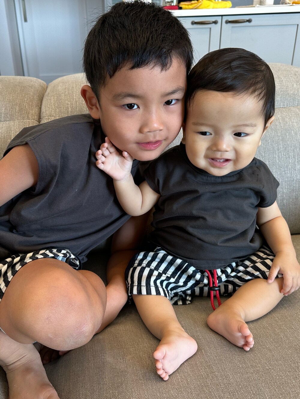 グレー系のTシャツ/カットソー、その他のその他パンツ、グレー系のTシャツ/カットソーを着用したキッズの秋コーディネートの2枚目の写真