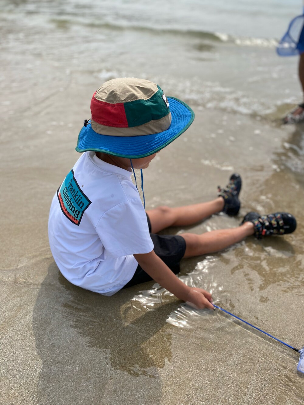 ベージュ系のTシャツ/カットソー、ブラック系のその他パンツ、ホワイト系のTシャツ/カットソーを着用したキッズの夏コーディネートの2枚目の写真