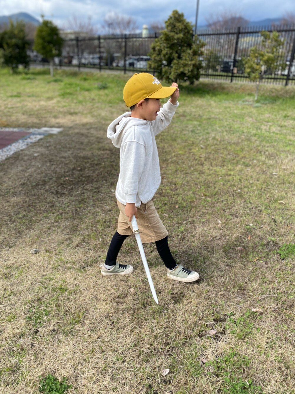 グリーン系のその他アウター、ベージュ系のその他パンツ、グリーン系のスニーカーを着用したキッズの春コーディネートの3枚目の写真