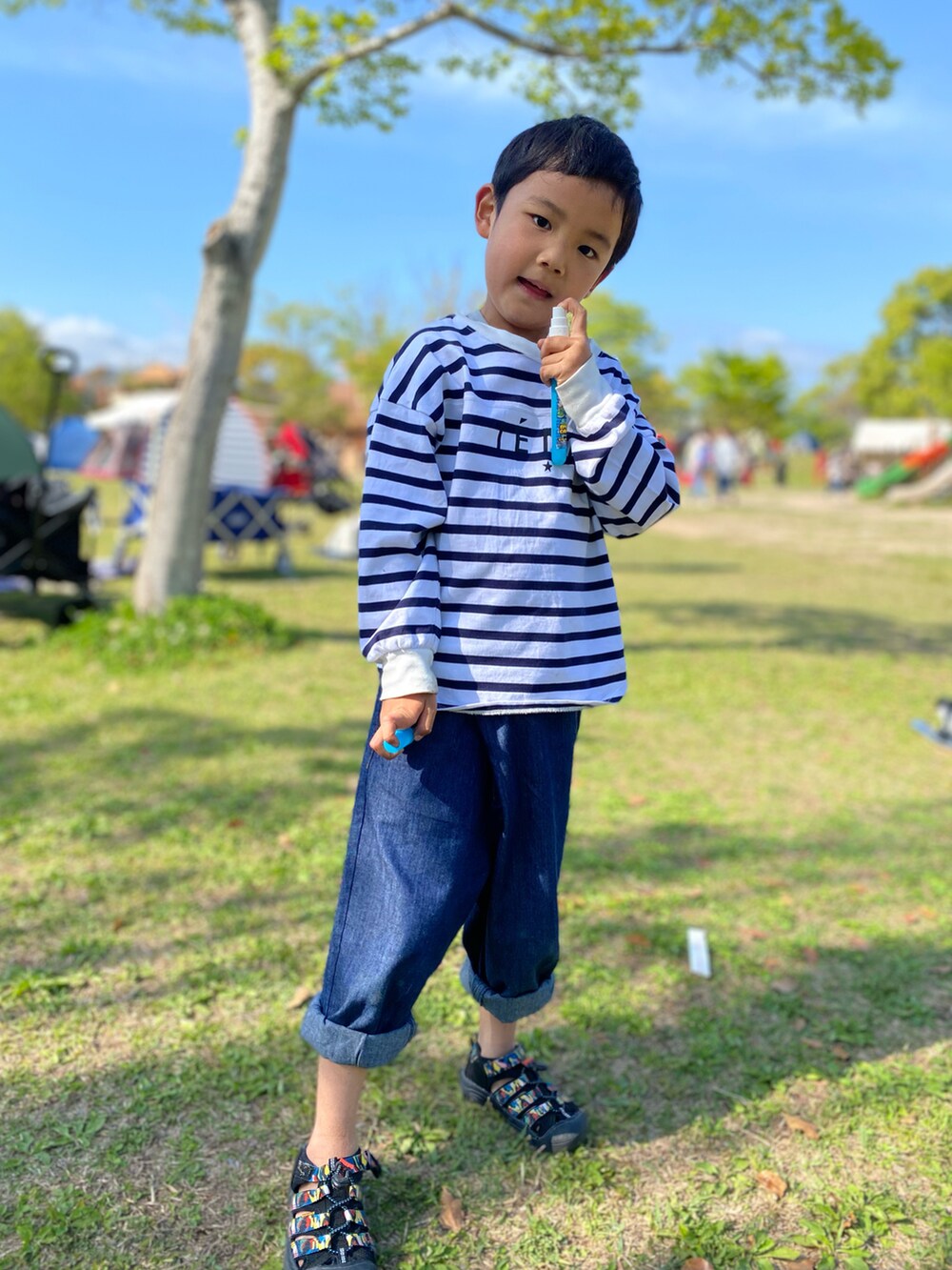 ホワイト系のTシャツ/カットソー、ブルー系のデニムパンツ、その他のサンダルを着用したキッズの春コーディネートの3枚目の写真