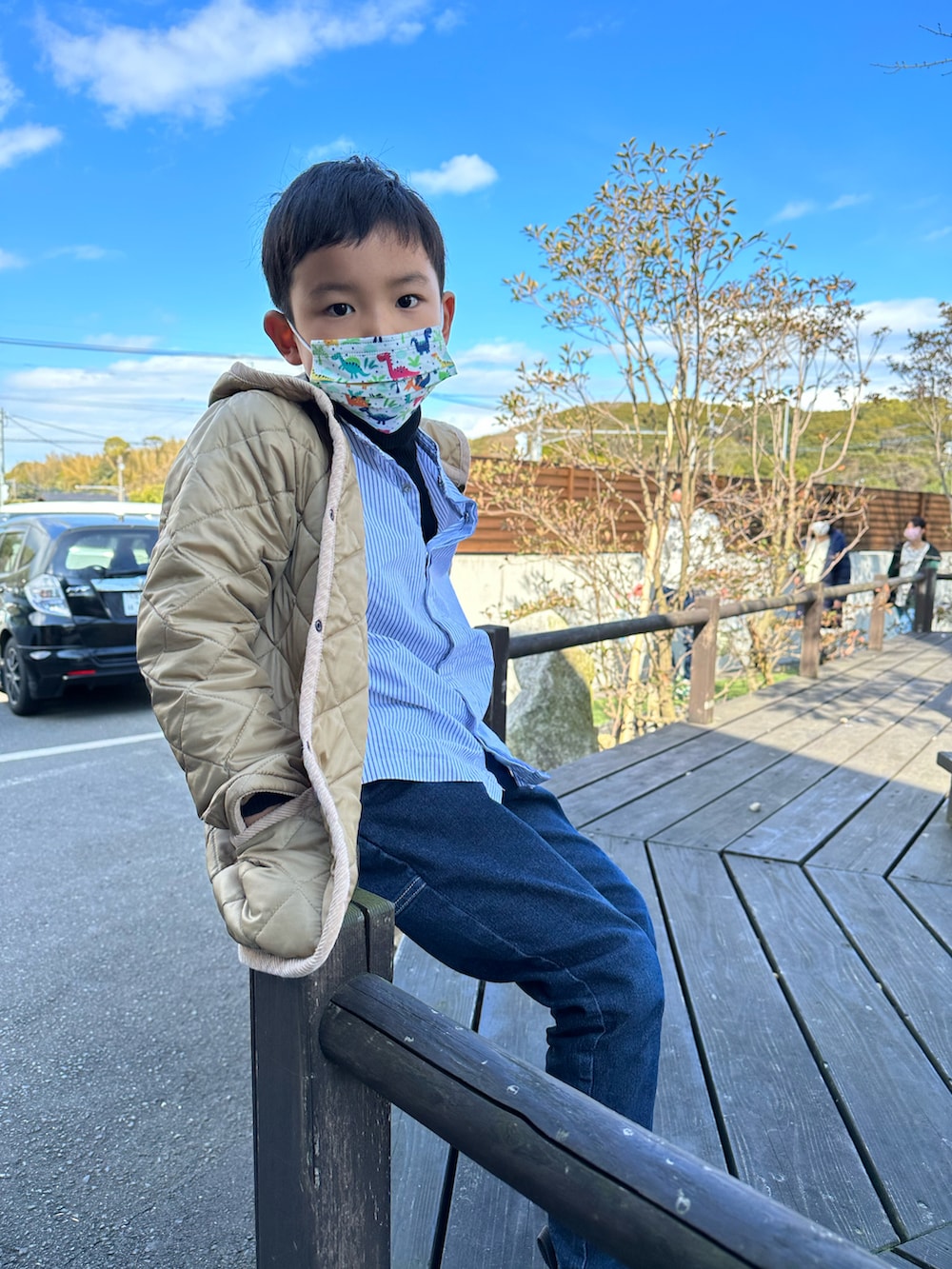 ブルー系のシャツ/ブラウス、イエロー系のその他アウター、ブルー系のデニムパンツを着用したキッズの冬コーディネートの2枚目の写真