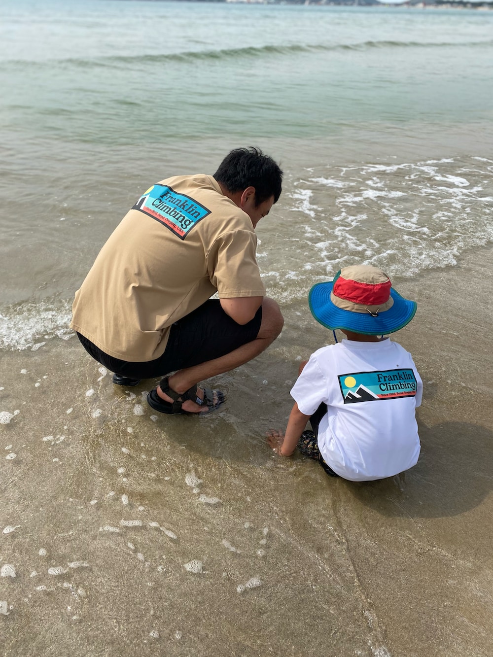 ベージュ系のTシャツ/カットソー、ブラック系のその他パンツ、ホワイト系のTシャツ/カットソーを着用したキッズの夏コーディネートの3枚目の写真