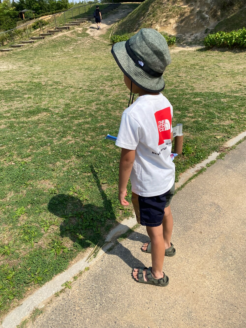 ホワイト系のTシャツ/カットソー、その他のその他パンツ、グリーン系のサンダルを着用したキッズの春コーディネートの3枚目の写真