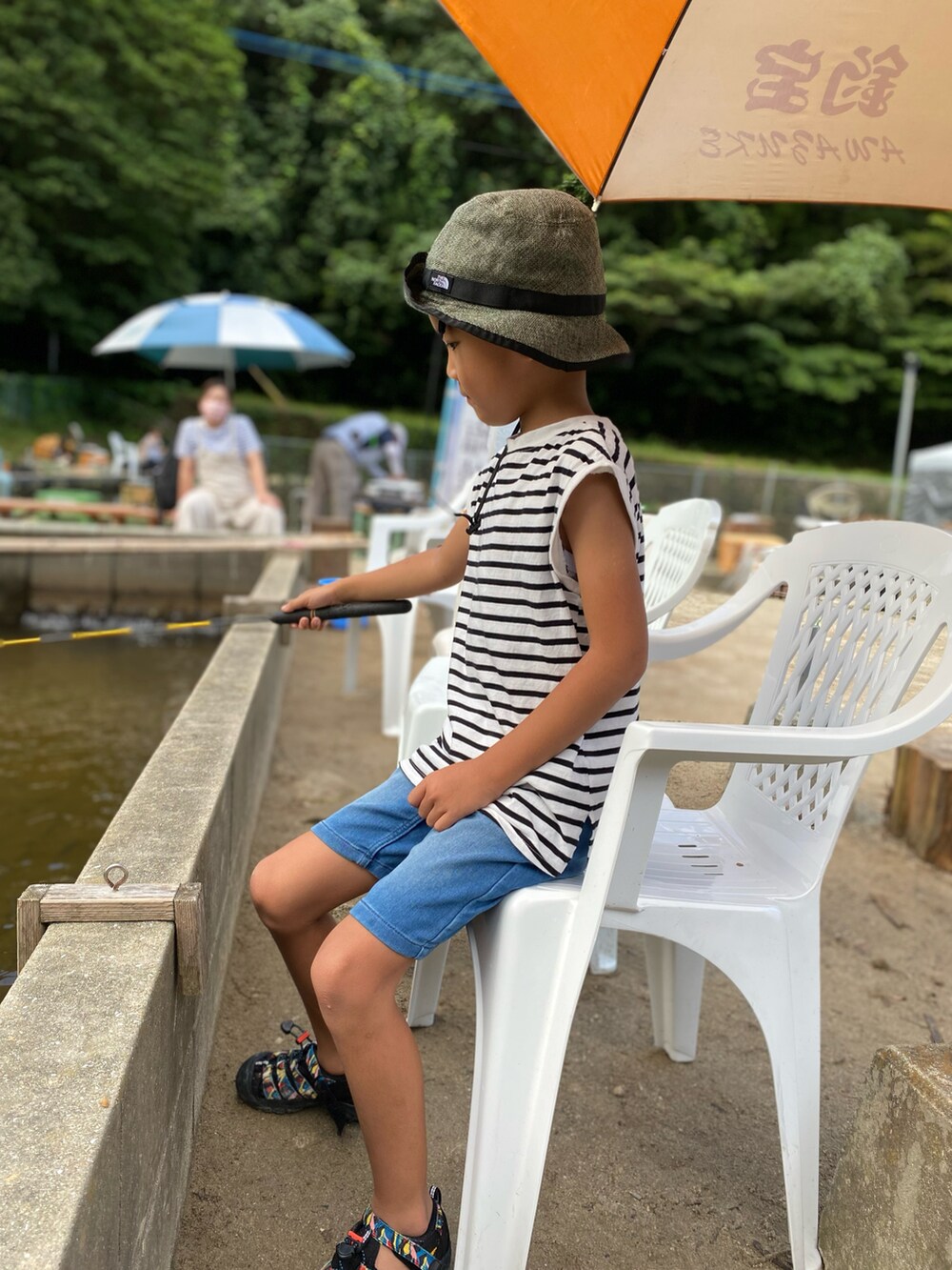 ブルー系のTシャツ/カットソー、ブルー系のその他パンツ、その他のサンダルを着用したキッズの夏コーディネートの2枚目の写真