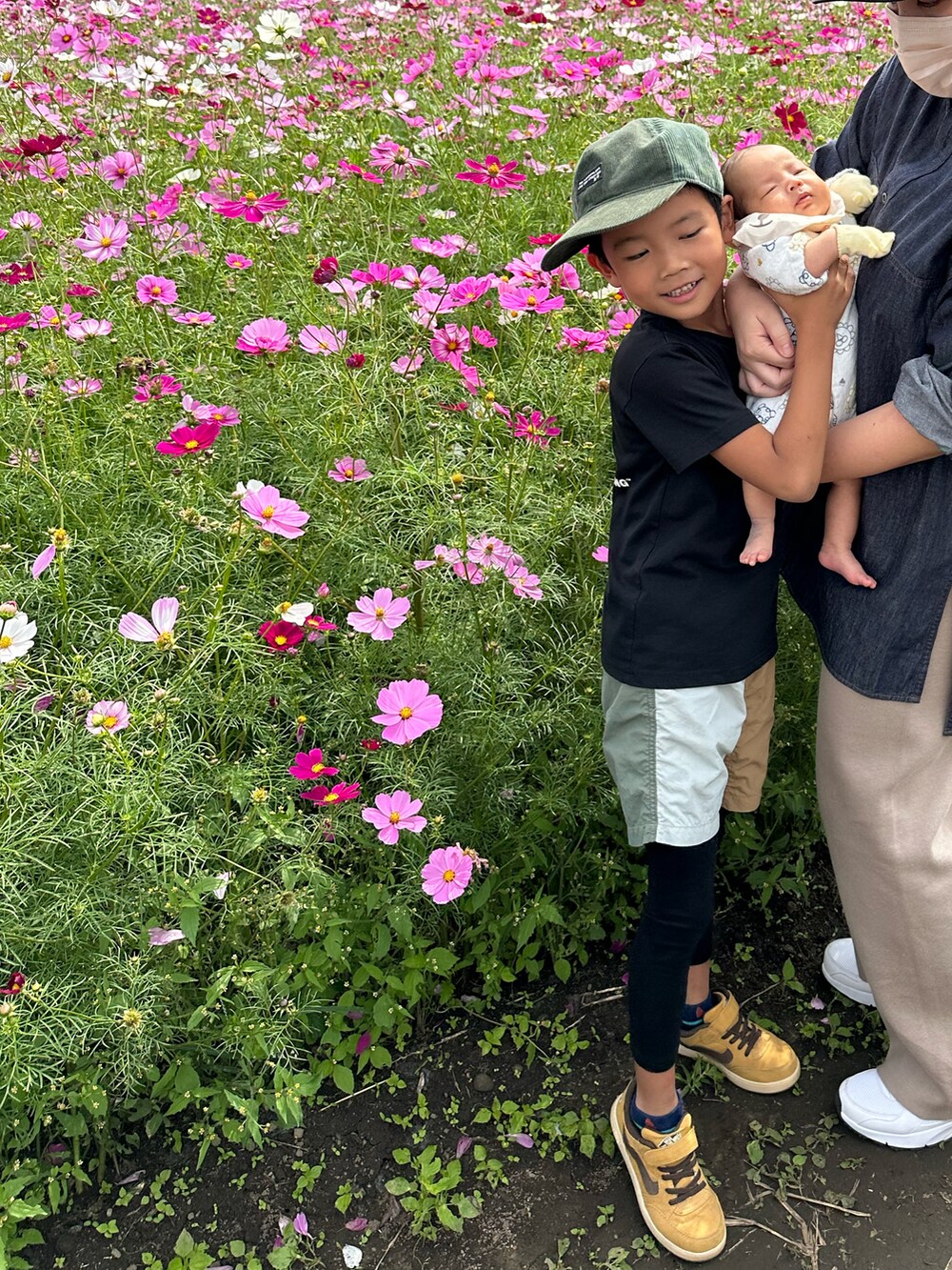 ブラック系のTシャツ/カットソー、その他のその他パンツ、イエロー系のスニーカーを着用したキッズの秋コーディネートの2枚目の写真