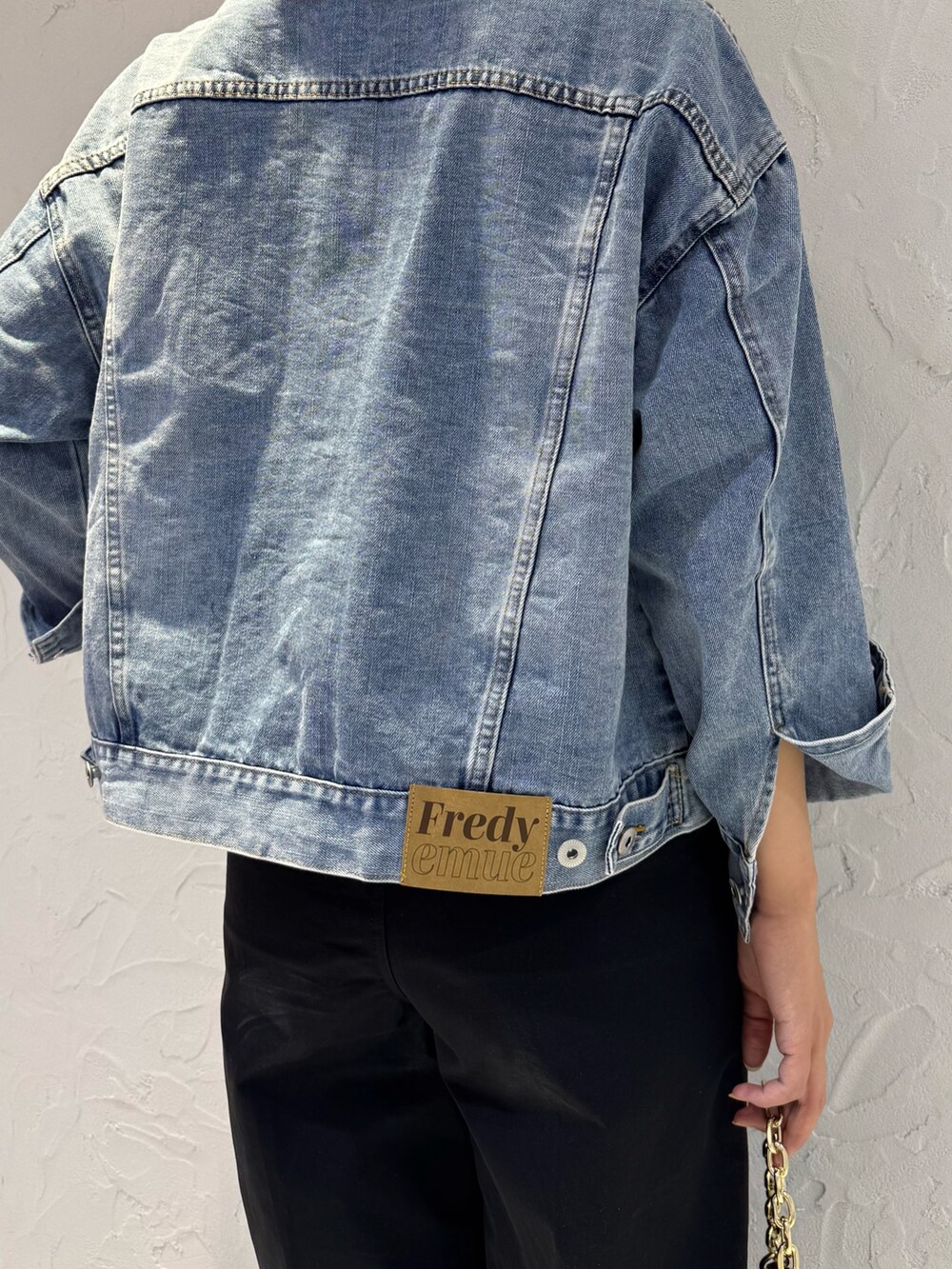 ブルー系のデニムジャケット、ブラック系のチノパンツ、ホワイト系のTシャツ/カットソーを着用したレディースの冬コーディネートの6枚目の写真