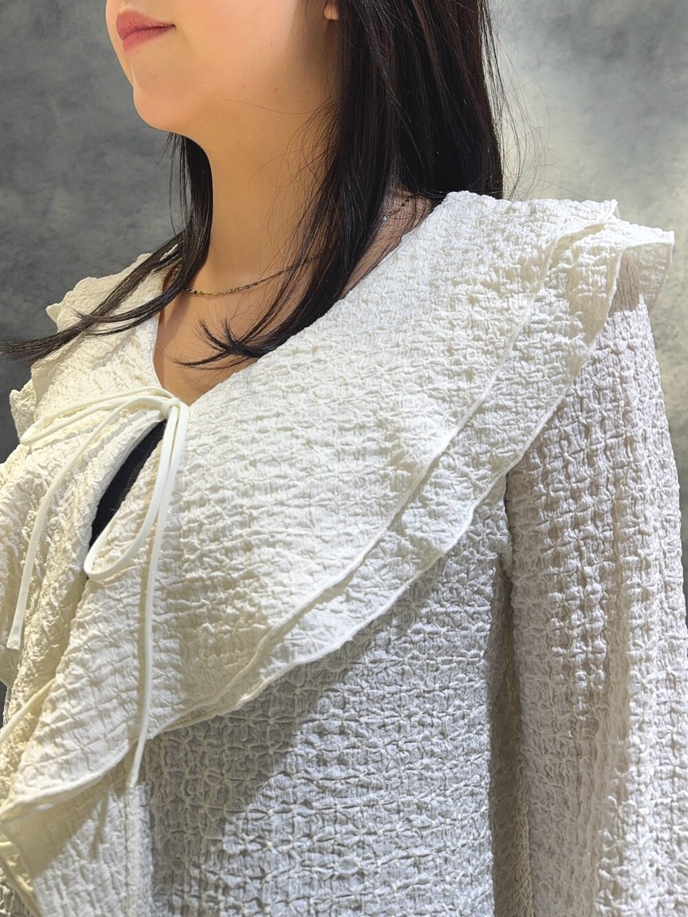 ホワイト系のTシャツ/カットソー、ブルー系のデニムパンツ、ブラック系のハンドバッグを着用したレディースの秋コーディネートの9枚目の写真