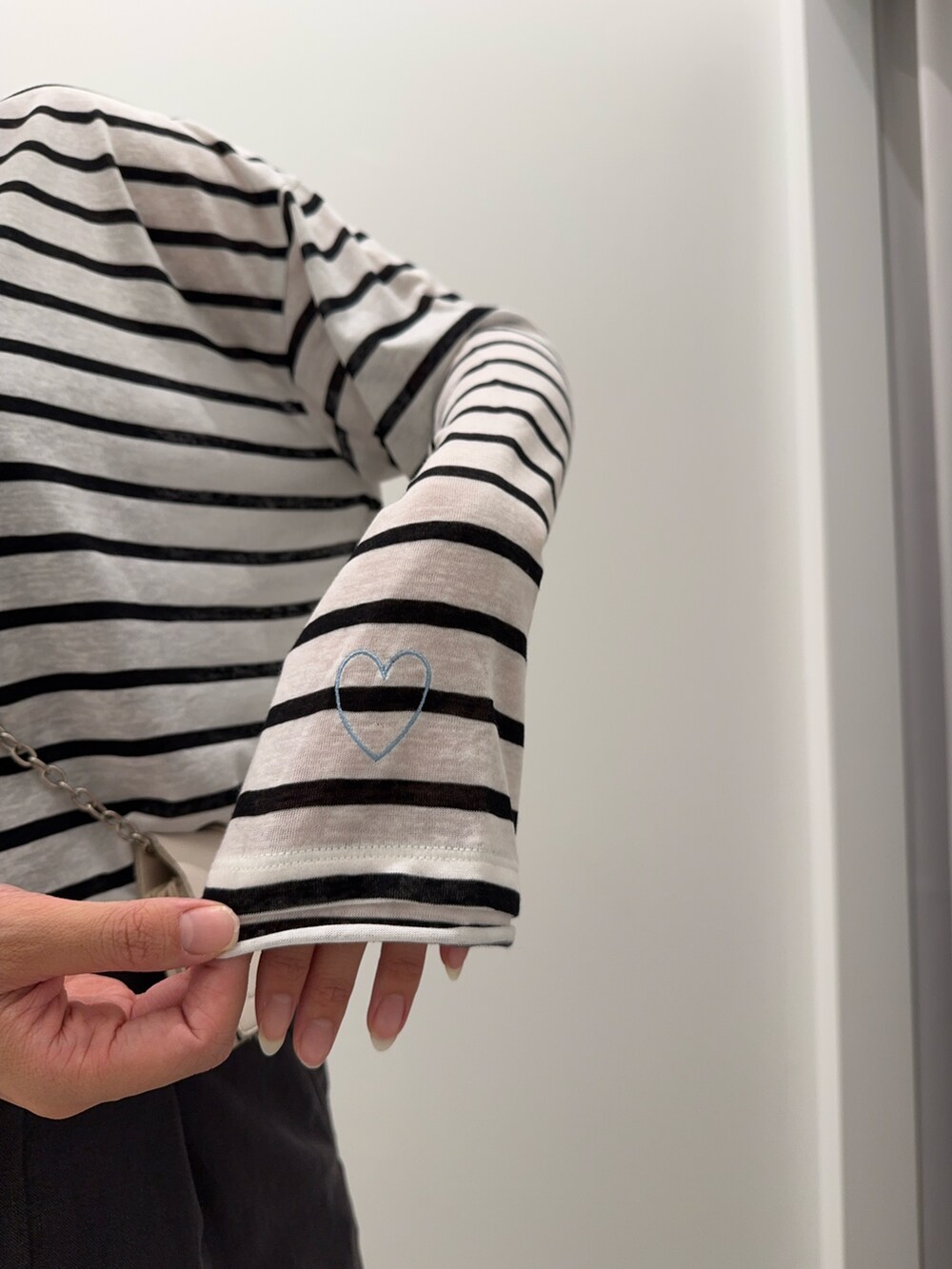 ホワイト系のTシャツ/カットソー、グレー系のその他パンツを着用したレディースの夏コーディネートの4枚目の写真