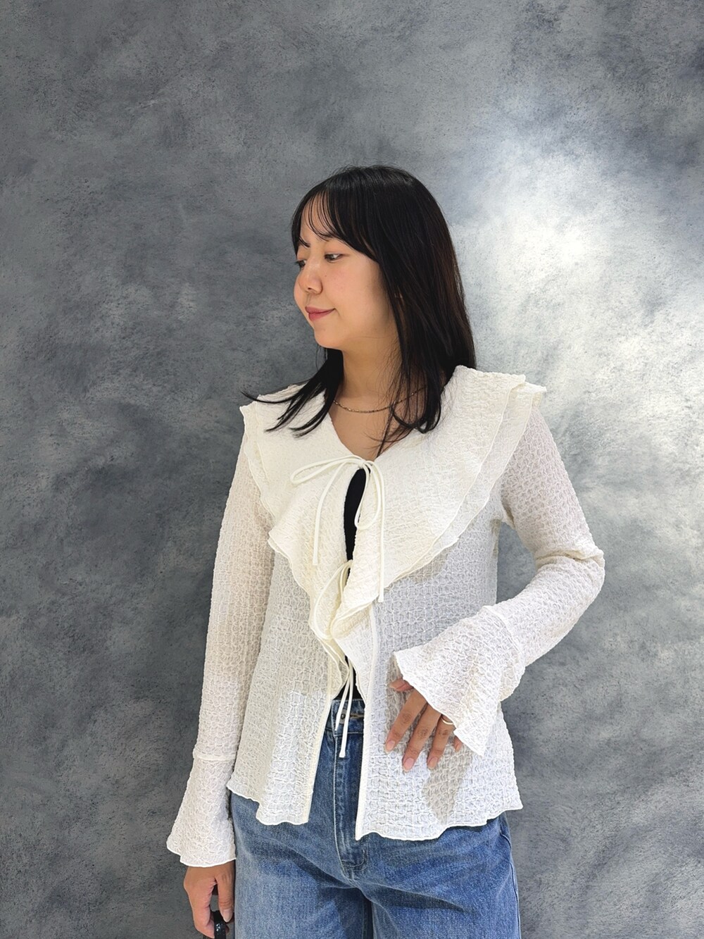 ホワイト系のTシャツ/カットソー、ブルー系のデニムパンツ、ブラック系のハンドバッグを着用したレディースの秋コーディネートの8枚目の写真