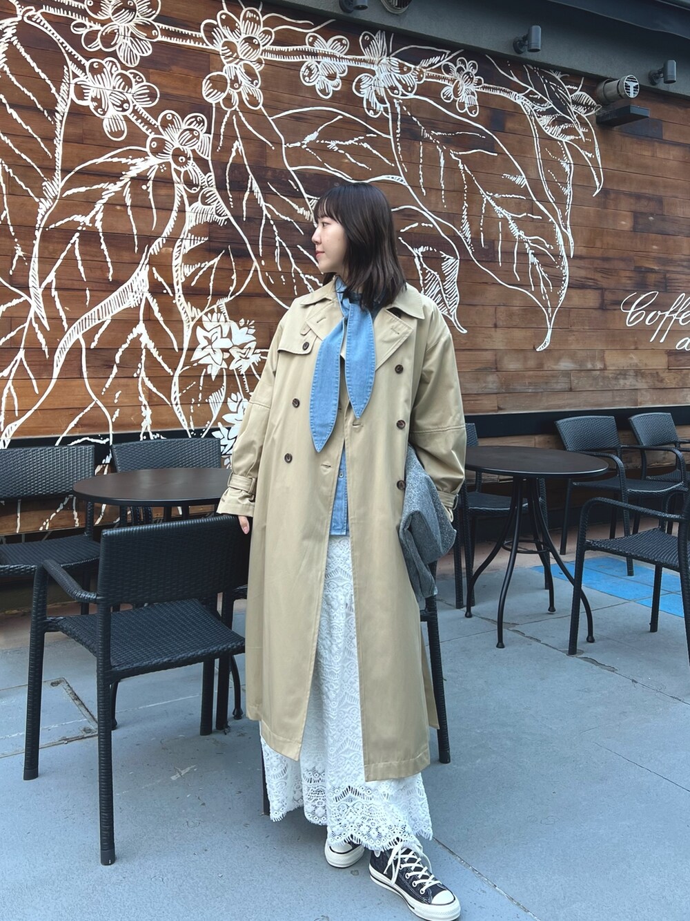 ホワイト系のスカート、ブルー系のシャツ/ブラウス、ベージュ系のトレンチコートを着用したレディースの冬コーディネートの6枚目の写真