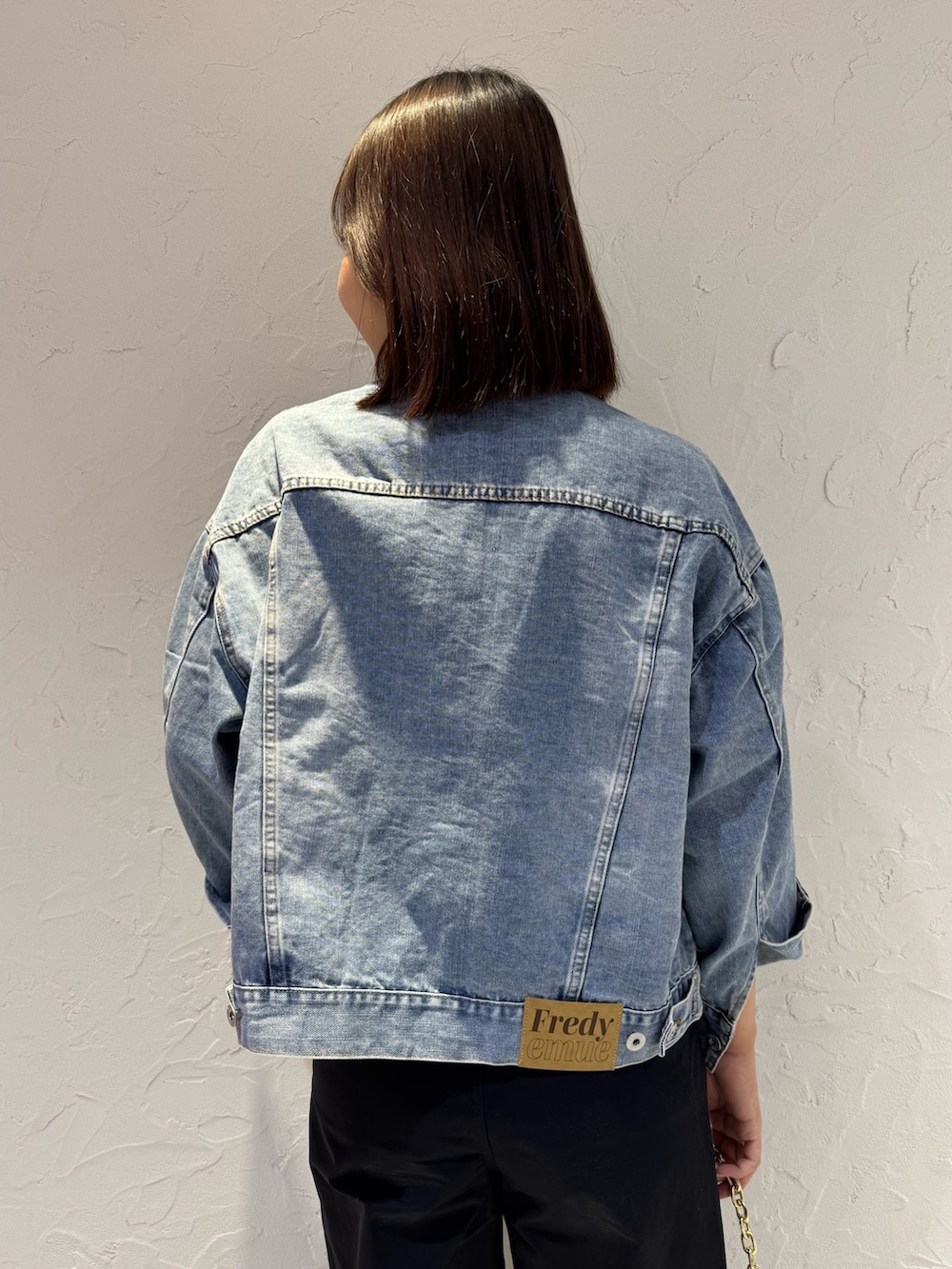 ブルー系のデニムジャケット、ブラック系のチノパンツ、ホワイト系のTシャツ/カットソーを着用したレディースの冬コーディネートの7枚目の写真