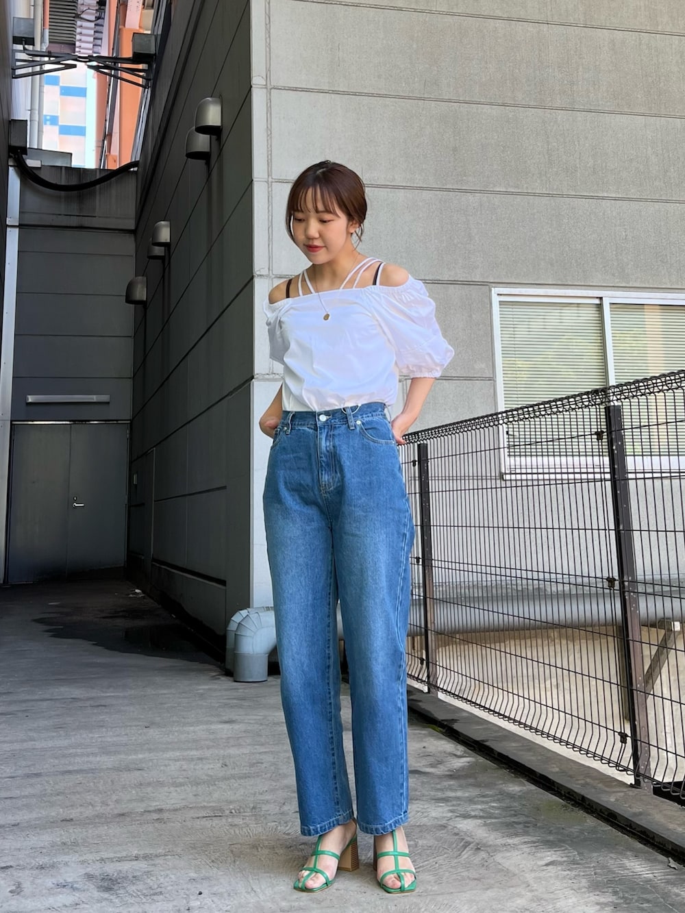 ホワイト系のシャツ/ブラウス、ブルー系のデニムパンツを着用したレディースの春コーディネートの2枚目の写真