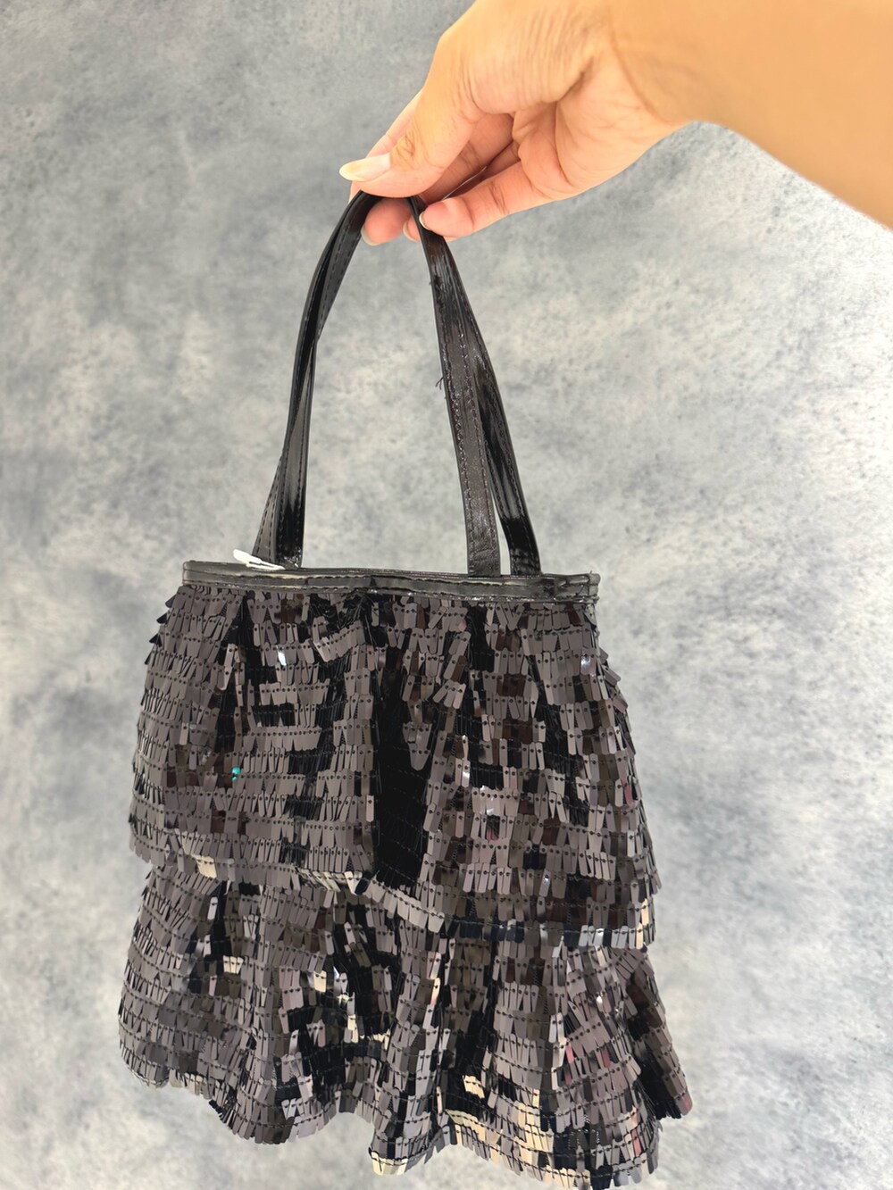 ホワイト系のTシャツ/カットソー、ブルー系のデニムパンツ、ブラック系のハンドバッグを着用したレディースの秋コーディネートの10枚目の写真