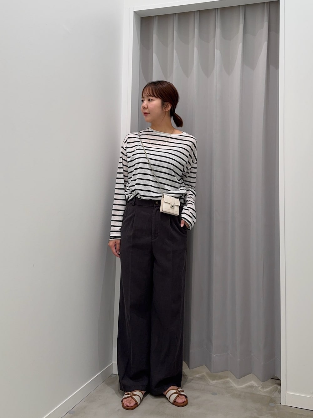 ホワイト系のTシャツ/カットソー、グレー系のその他パンツを着用したレディースの夏コーディネートの2枚目の写真