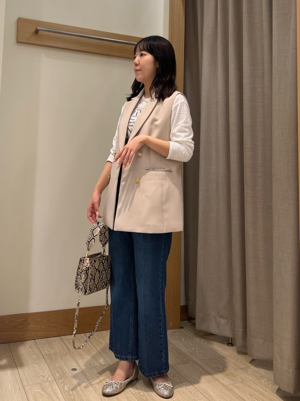 ベージュ系のブルゾン、ブルー系のデニムパンツ、ホワイト系のTシャツ/カットソーを着用したレディースの夏コーディネートの2枚目の写真