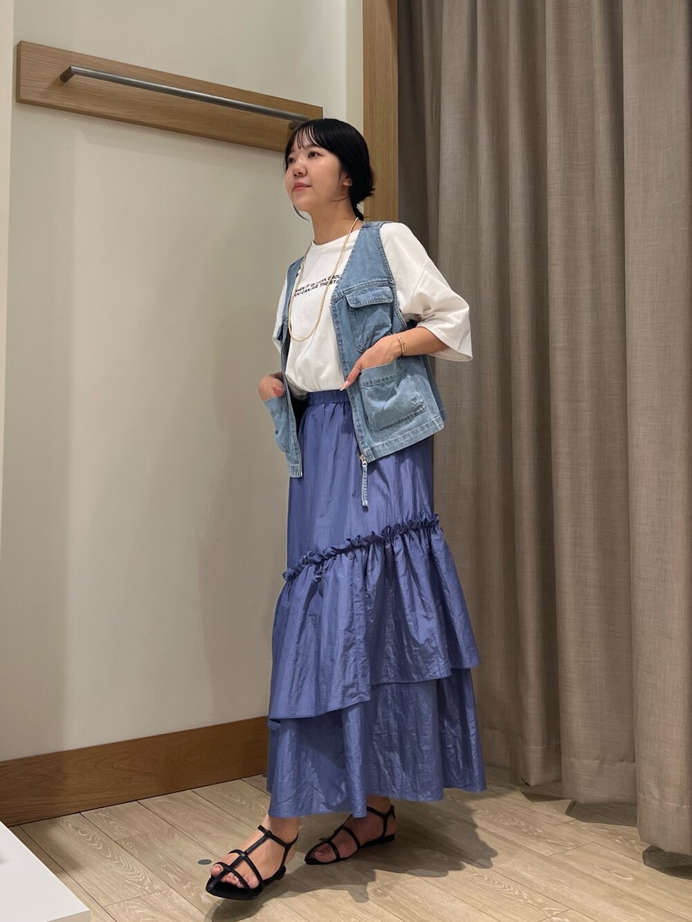ブルー系のデニムジャケット、ブルー系のスカート、ホワイト系のTシャツ/カットソーを着用したレディースの夏コーディネートの2枚目の写真