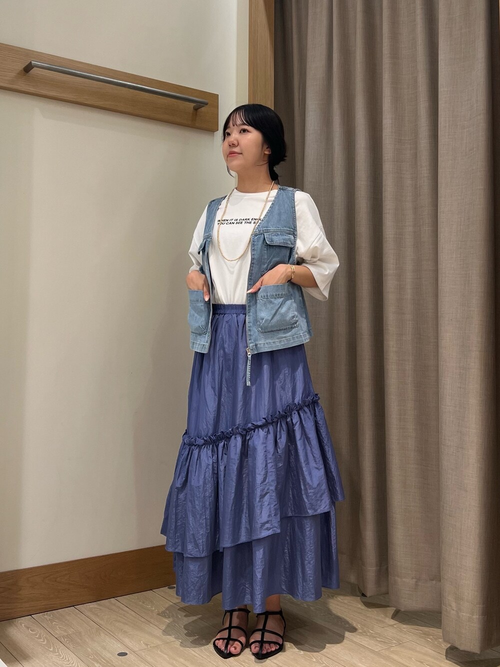 ブルー系のデニムジャケット、ブルー系のスカート、ホワイト系のTシャツ/カットソーを着用したレディースの夏コーディネートの3枚目の写真