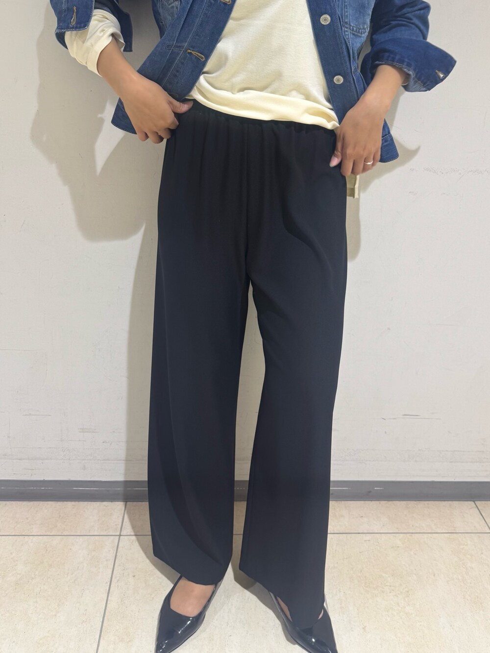 ブラック系のその他パンツ、ブルー系のデニムジャケット、ホワイト系のTシャツ/カットソーを着用したレディースの秋コーディネートの4枚目の写真