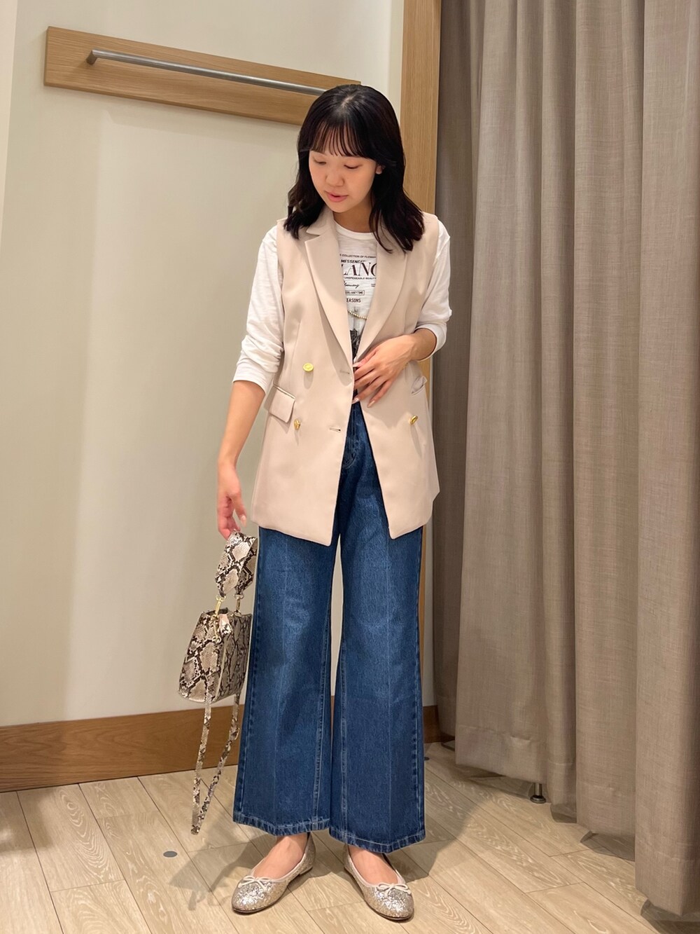 ベージュ系のブルゾン、ブルー系のデニムパンツ、ホワイト系のTシャツ/カットソーを着用したレディースの夏コーディネートの3枚目の写真