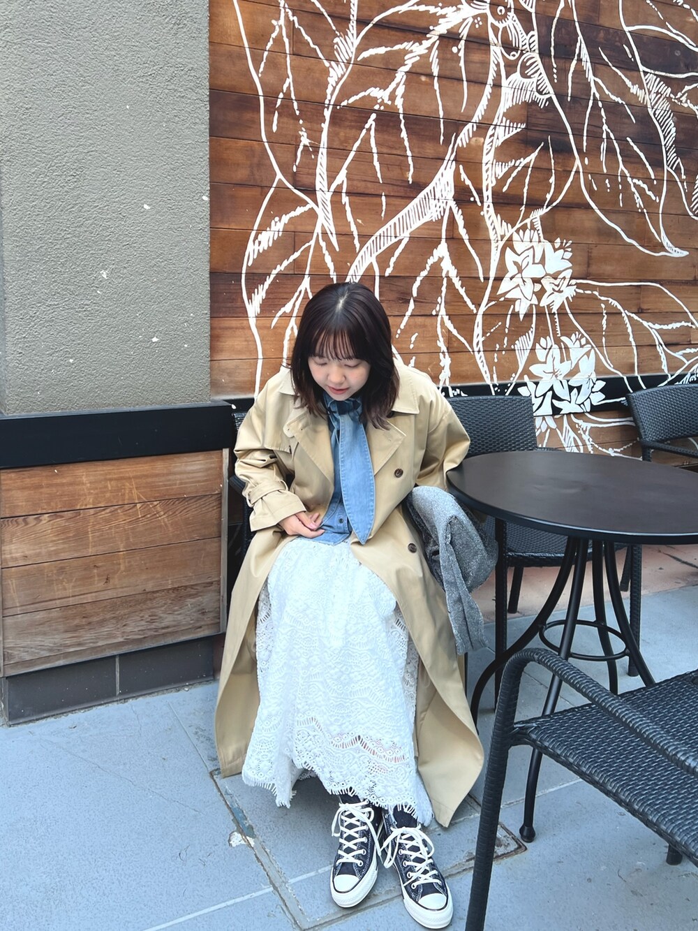 ホワイト系のスカート、ブルー系のシャツ/ブラウス、ベージュ系のトレンチコートを着用したレディースの冬コーディネートの5枚目の写真
