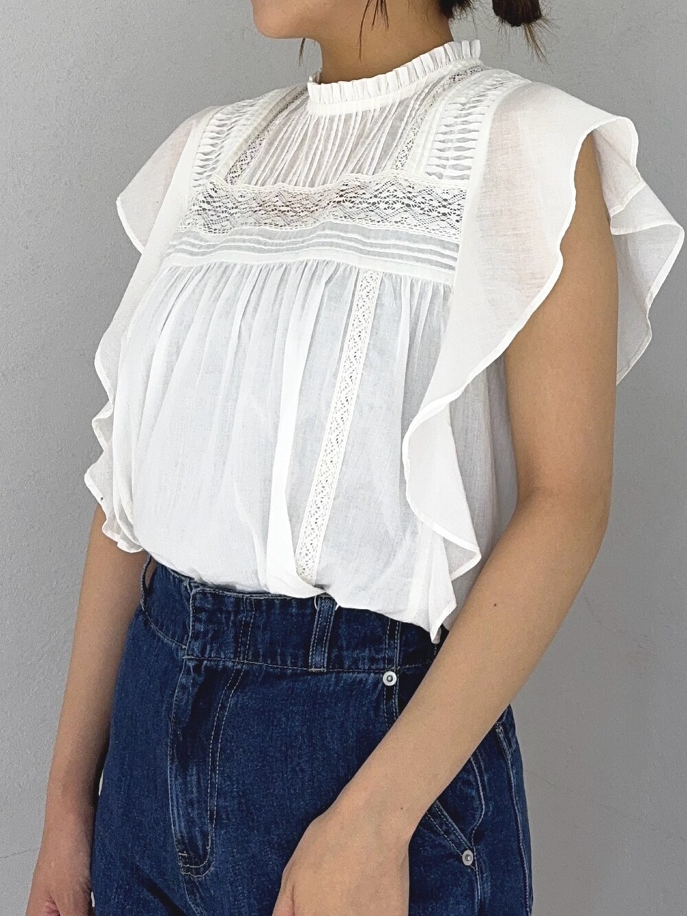 ホワイト系のシャツ/ブラウス、ブルー系のデニムパンツ、ゴールド系のかごバッグを着用したレディースの春コーディネートの5枚目の写真