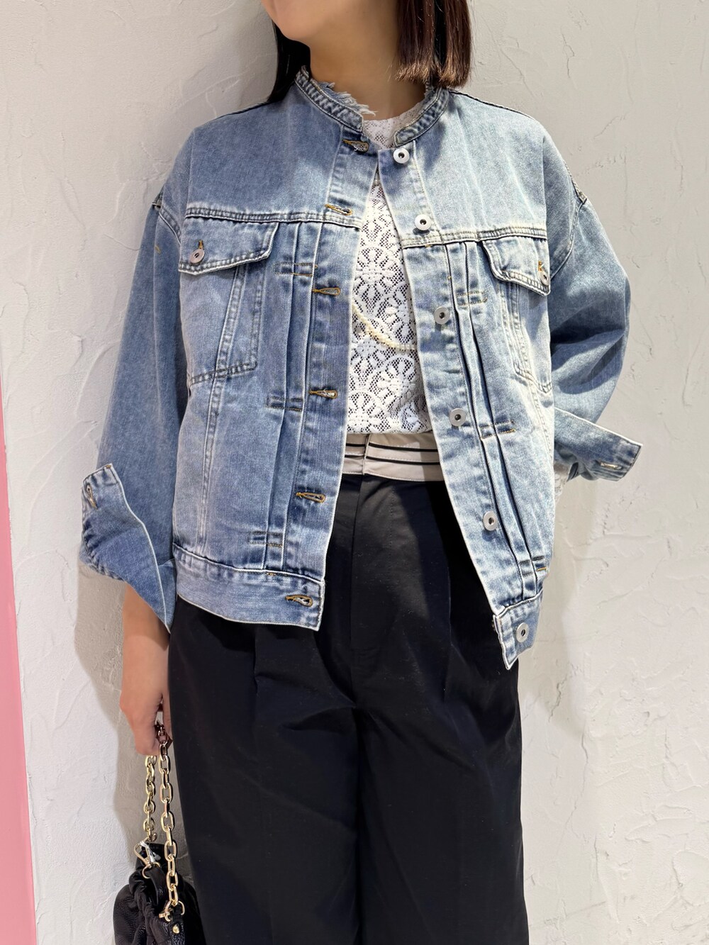 ブルー系のデニムジャケット、ブラック系のチノパンツ、ホワイト系のTシャツ/カットソーを着用したレディースの冬コーディネートの5枚目の写真