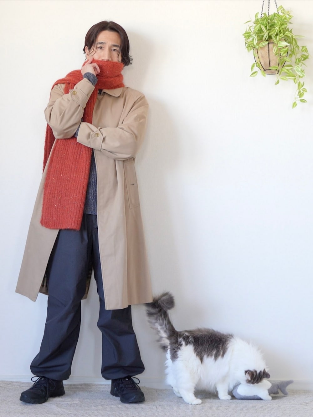 グレー系のその他パンツ、ブラック系のスニーカー、ベージュ系のトレンチコートを着用したメンズの冬コーディネートの2枚目の写真