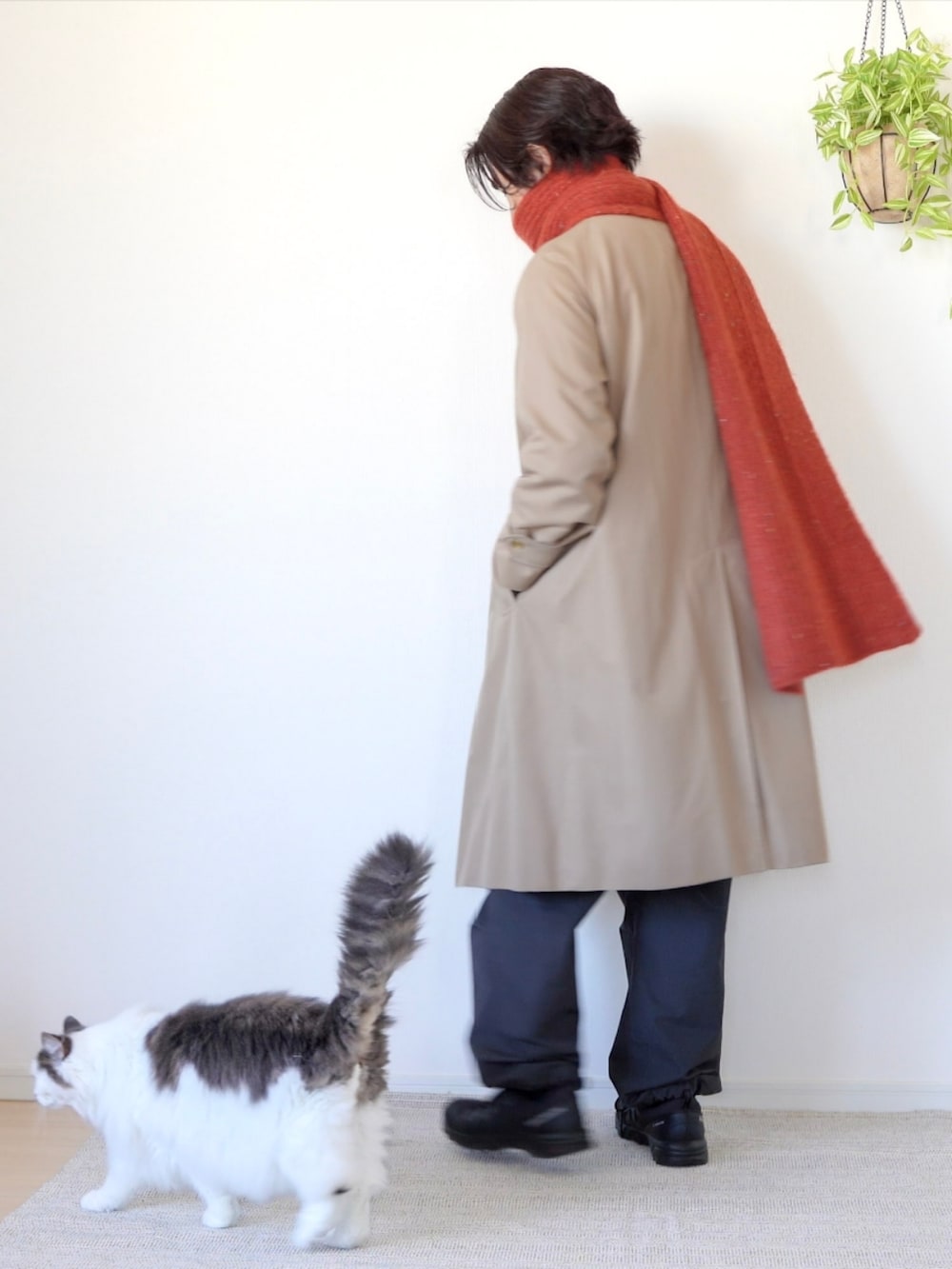 グレー系のその他パンツ、ブラック系のスニーカー、ベージュ系のトレンチコートを着用したメンズの冬コーディネートの3枚目の写真