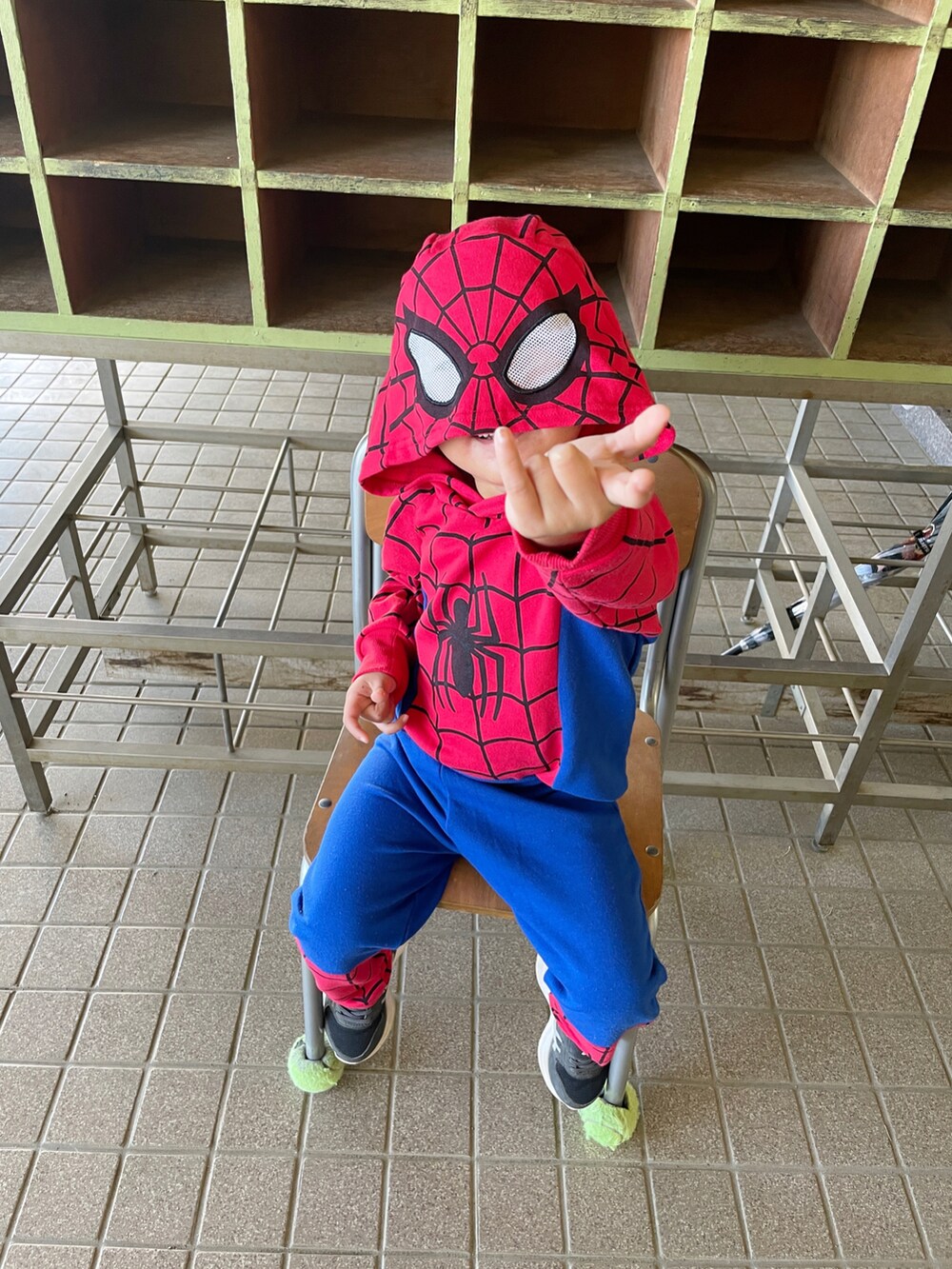 「WEARハロウィン2022、キッズコーデ、プチプラ、ハロウィンコーデ、スパイダーマン、男の子コーデ、ハロウィン」｜「COSTCOのアイテム（オールインワン・サロペット、レッド系）」を使った、kanako0304さん（キッズ・100cm）の秋コーディネートの2枚目の写真