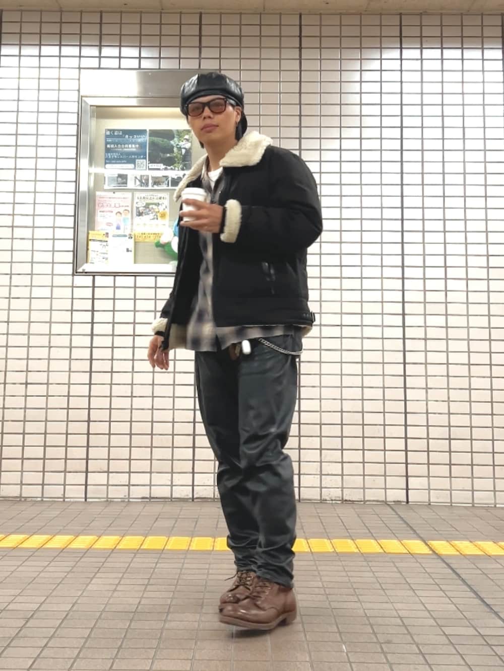 「アメカジ、キャスケット、キャスケット後ろ被り、N2B、ボアジャケット、レザーパンツ、キャスベレー帽」｜「CA4LAのアイテム（キャスケット、ブラック系）」を使った、しょ🐶さん（メンズ・173cm）の秋コーディネートの3枚目の写真
