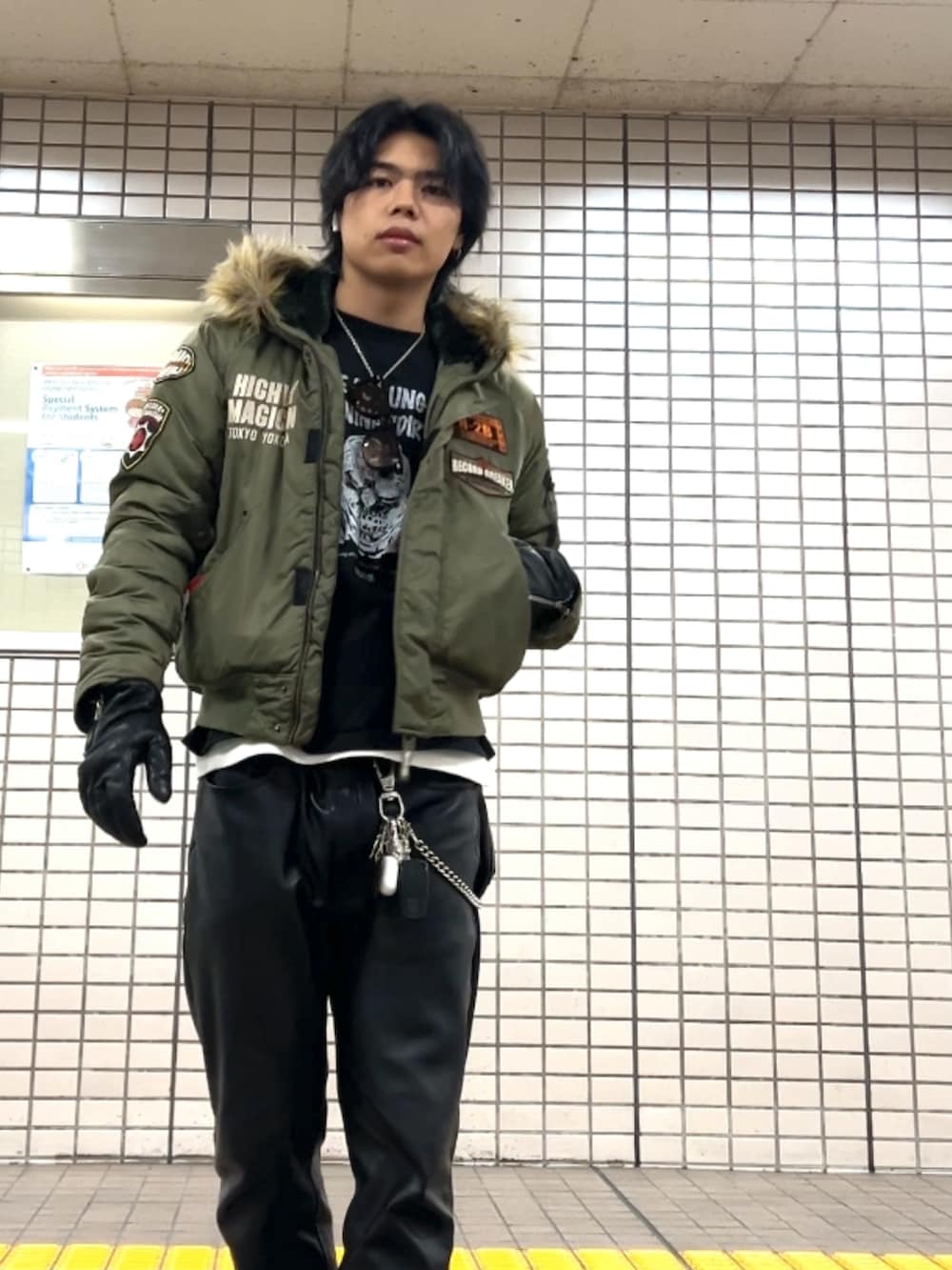 schottのファッション雑貨を使った「レザーパンツ」の人気ファッション