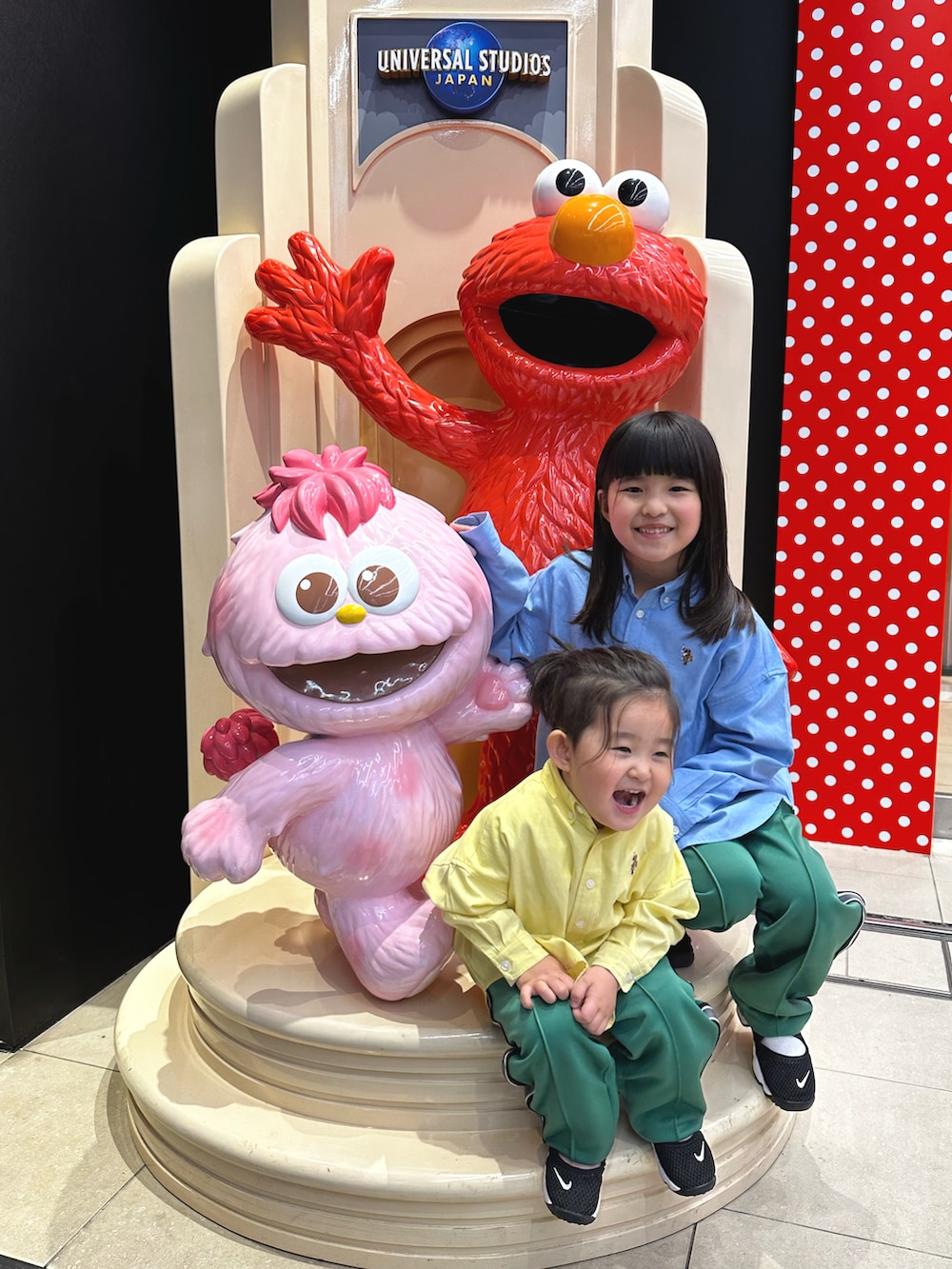 「ビタミンカラー、リンクコーデ、姉弟コーデ、ラインパンツ、シャツスタイル」｜「CIAOPANIC TYPYの【KIDS】ラインジャージトラックパンツ（その他パンツ、グリーン系）」を使った、SuzuMinaさん（キッズ・90cm）の春コーディネートの2枚目の写真