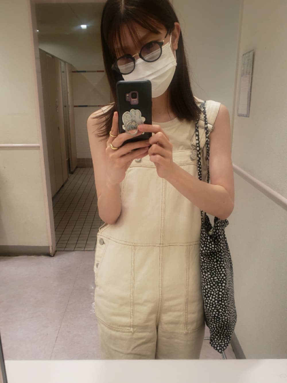 ホワイト系のサロペット/オーバーオールを着用したレディースの夏コーディネートの2枚目の写真