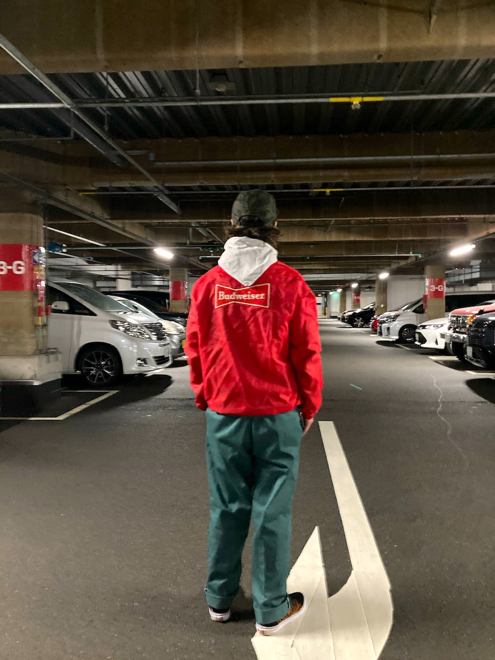 「クリスマスに着たい服、秋冬コーデ、休日スタイル、ゆるコーデ、ootd、スニーカー、お洒落さんとつながりたい、いいね、save、フォローお願いします🤑、冬、バドワイザー」｜「HANESのアイテム（ナイロンジャケット、レッド系）」を使った、タイチさん（メンズ・177cm）の冬コーディネートの2枚目の写真