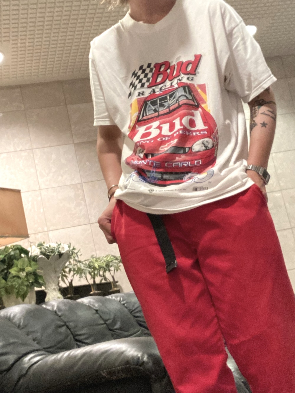 ホワイト系のTシャツ/カットソー、レッド系のチノパンツ、イエロー系のスニーカーを着用したメンズの夏コーディネートの2枚目の写真