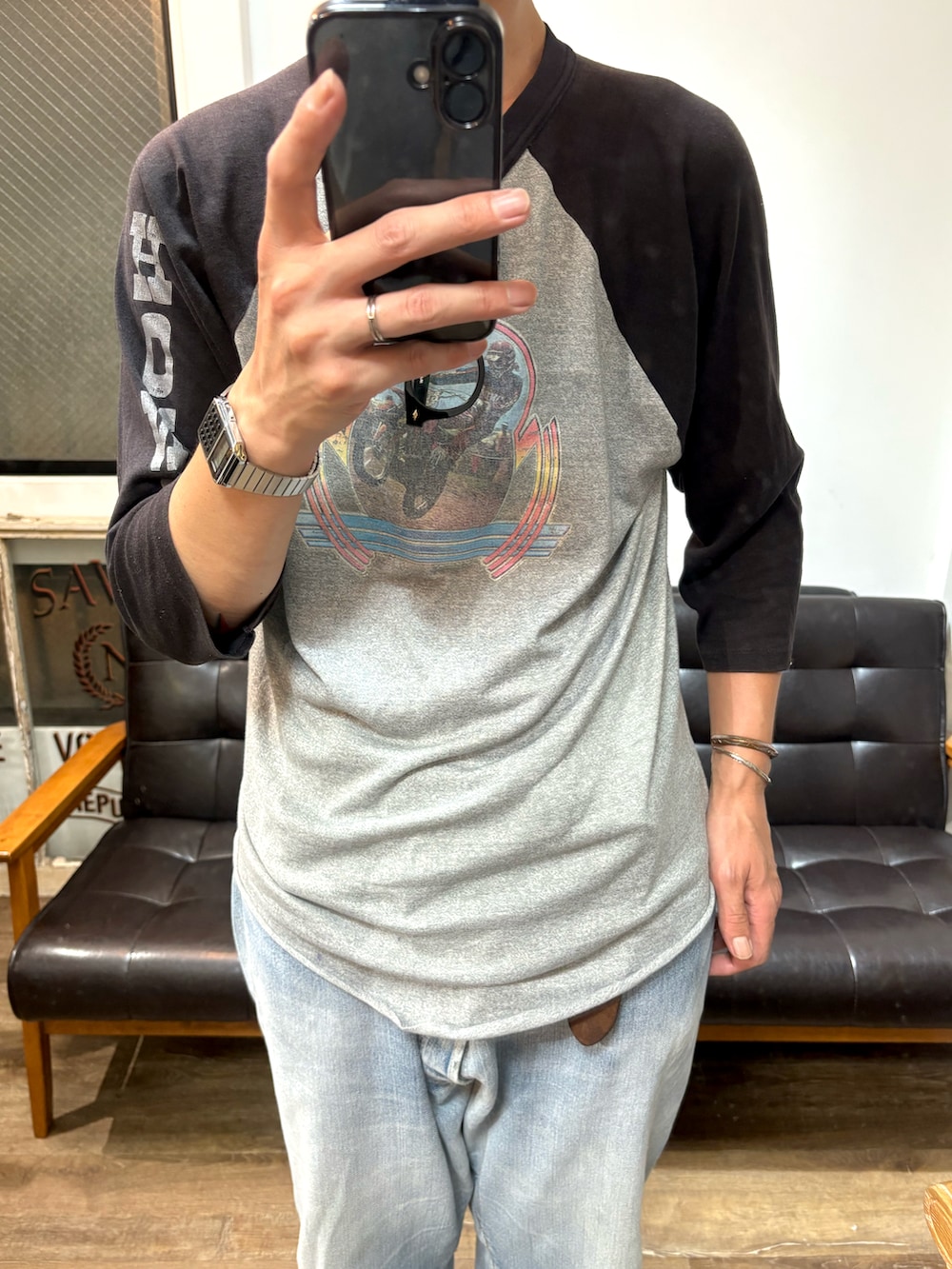 「夏コーデ、韓国ファッション、大人カジュアル、ootd、夏だ！Tシャツ着よう！、リーバイス、夏ファッション、HONDA、アメカジ」｜「HANESのアイテム（Tシャツ/カットソー、グレー系）」を使った、タイチさん（メンズ・177cm）の夏コーディネートの2枚目の写真