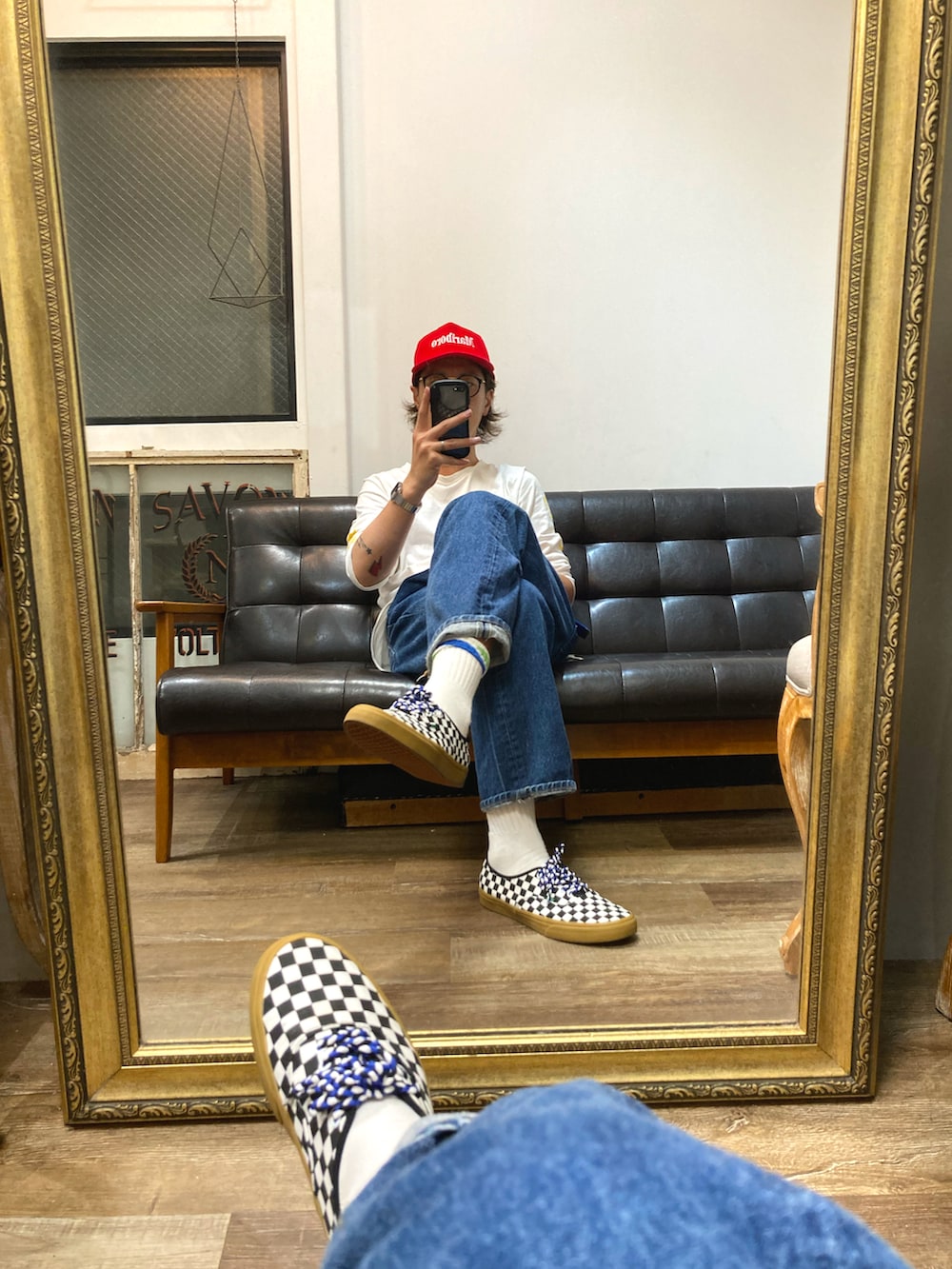 ホワイト系のTシャツ/カットソー、ブルー系のデニムパンツ、ブラック系のスニーカーを着用したメンズの秋コーディネートの2枚目の写真