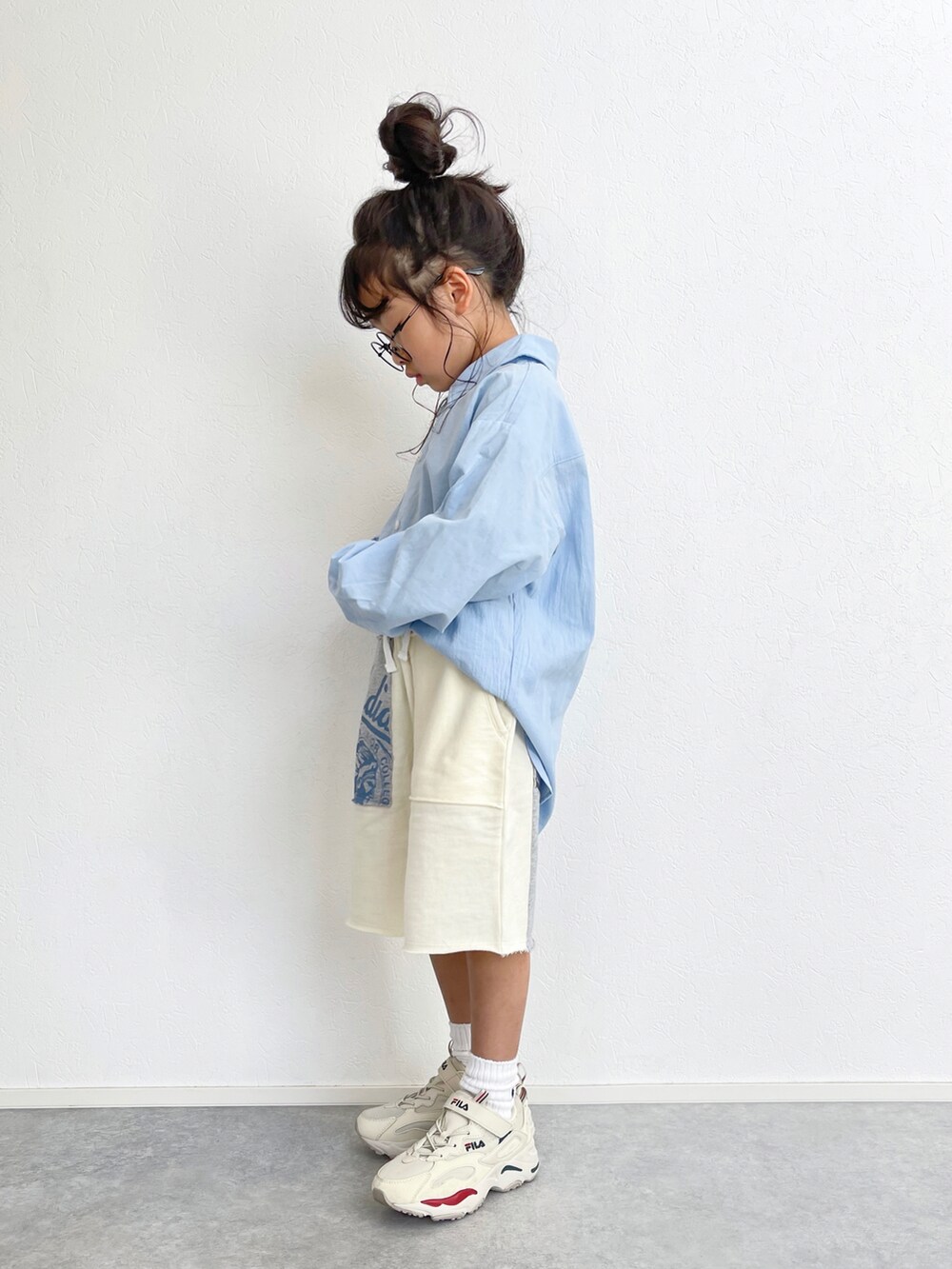 ホワイト系のスウェットパンツ、ブルー系のシャツ/ブラウス、グレー系のスニーカーを着用したキッズの春コーディネートの4枚目の写真