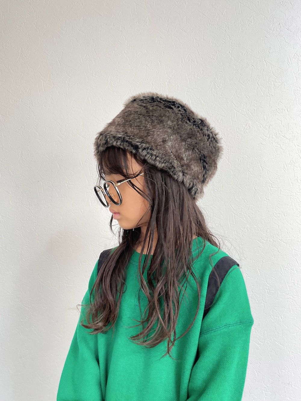 グリーン系のニット/セーター、ブラック系のショルダーバッグ、その他のスカートを着用したキッズの秋コーディネートの4枚目の写真