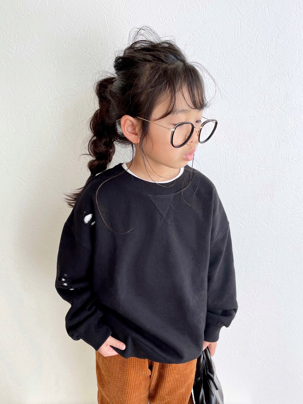 ブラック系のスウェット、イエロー系のその他パンツ、ホワイト系のスニーカーを着用したキッズの秋コーディネートの2枚目の写真