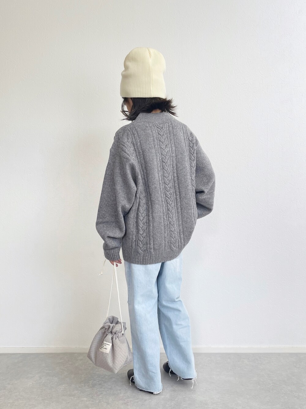 グレー系のニット/セーター、ブルー系のデニムパンツ、ブラック系のバレエシューズを着用したキッズの秋コーディネートの3枚目の写真