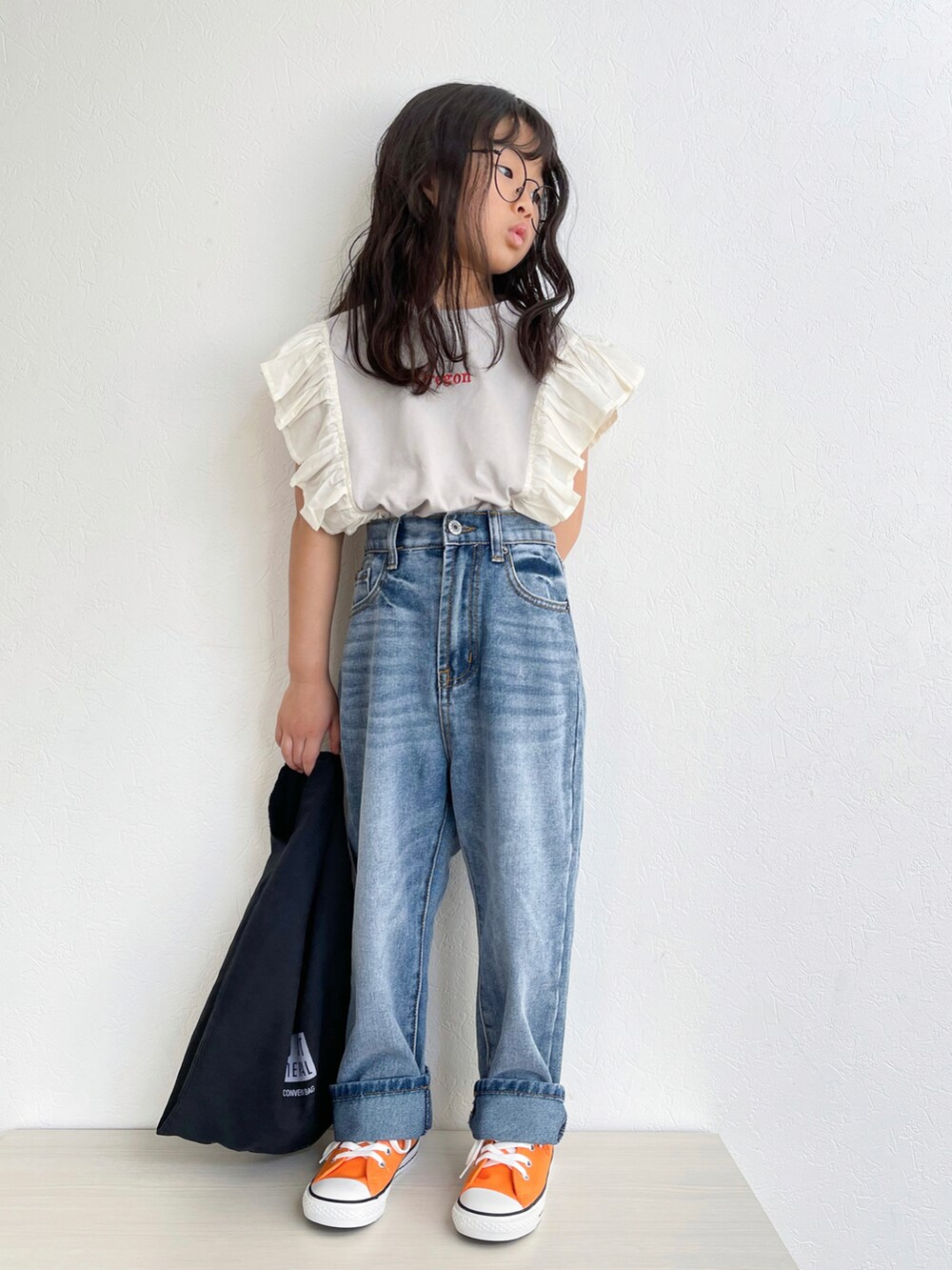 グレー系のTシャツ/カットソー、グレー系のMA-1、ブルー系のデニムパンツを着用したキッズの春コーディネートの2枚目の写真